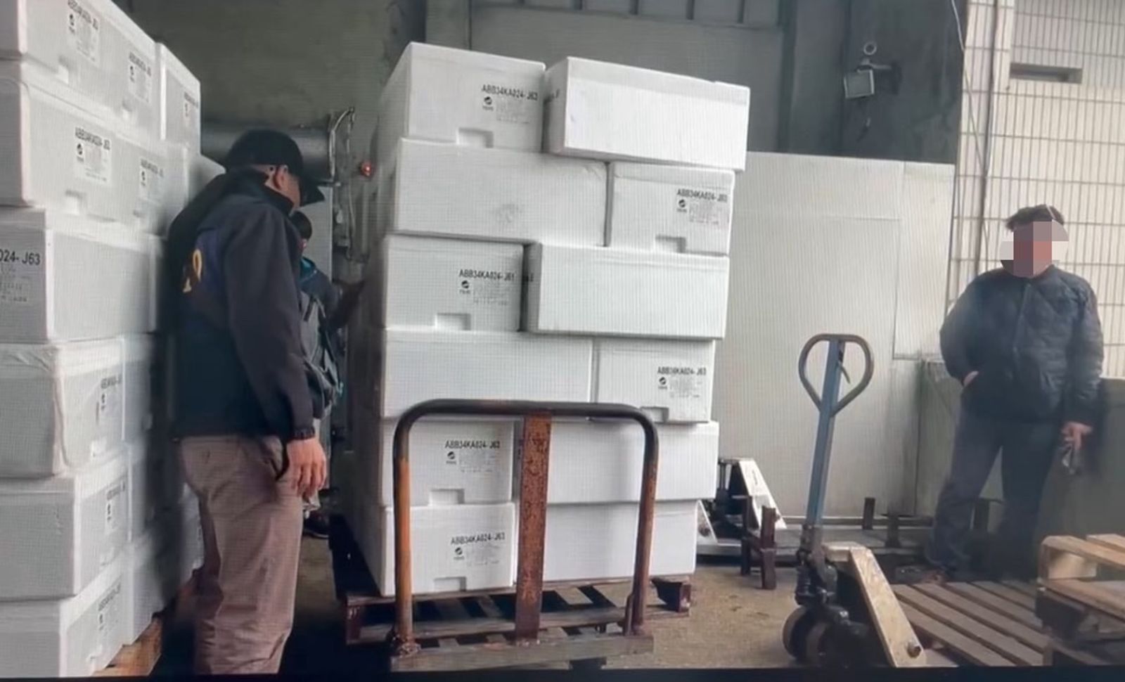 一家水產公司利用大量採購高價水產,詐騙供應商高達2492萬元,受害廠商多達17家。(翻攝自板橋警聲雲臉書)
