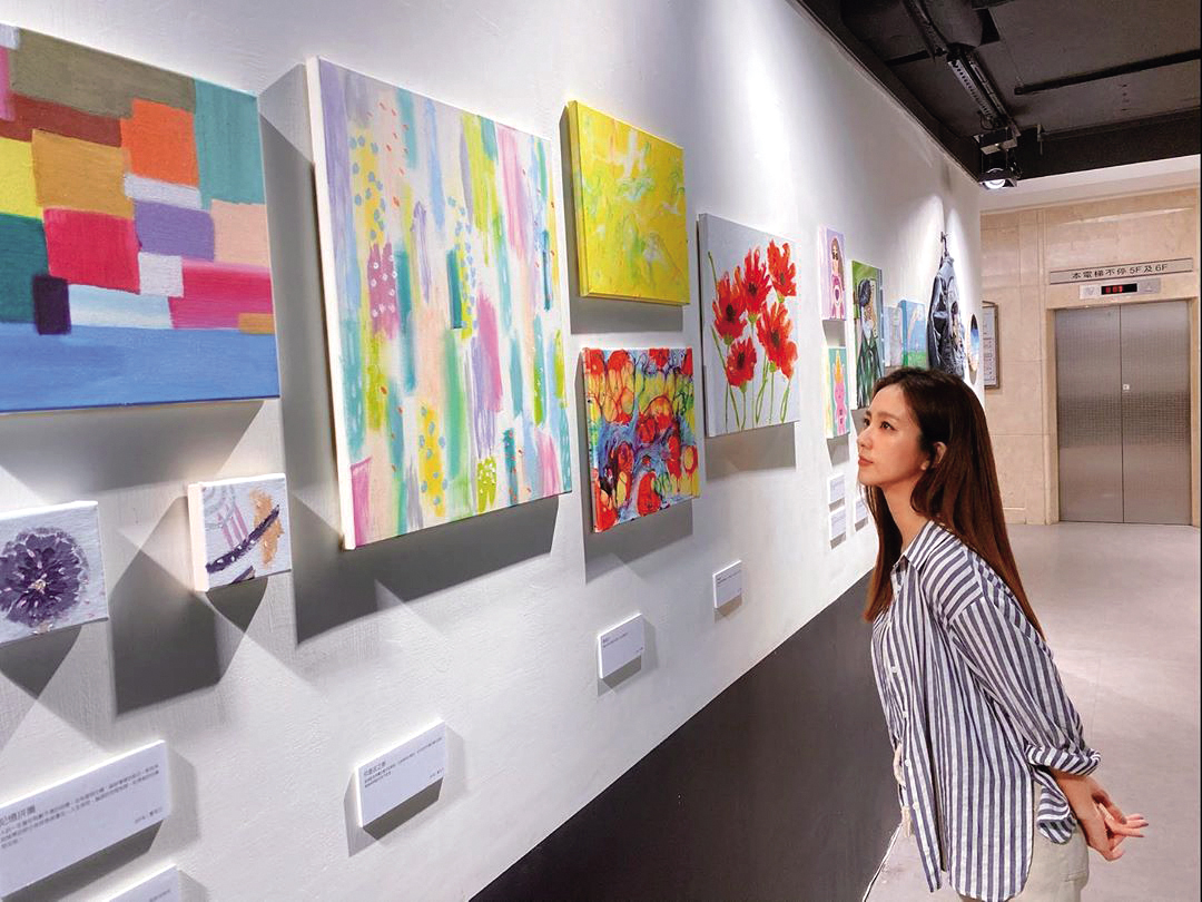多才多藝的周曉涵曾為公益舉行畫展。(翻攝自周曉涵IG)