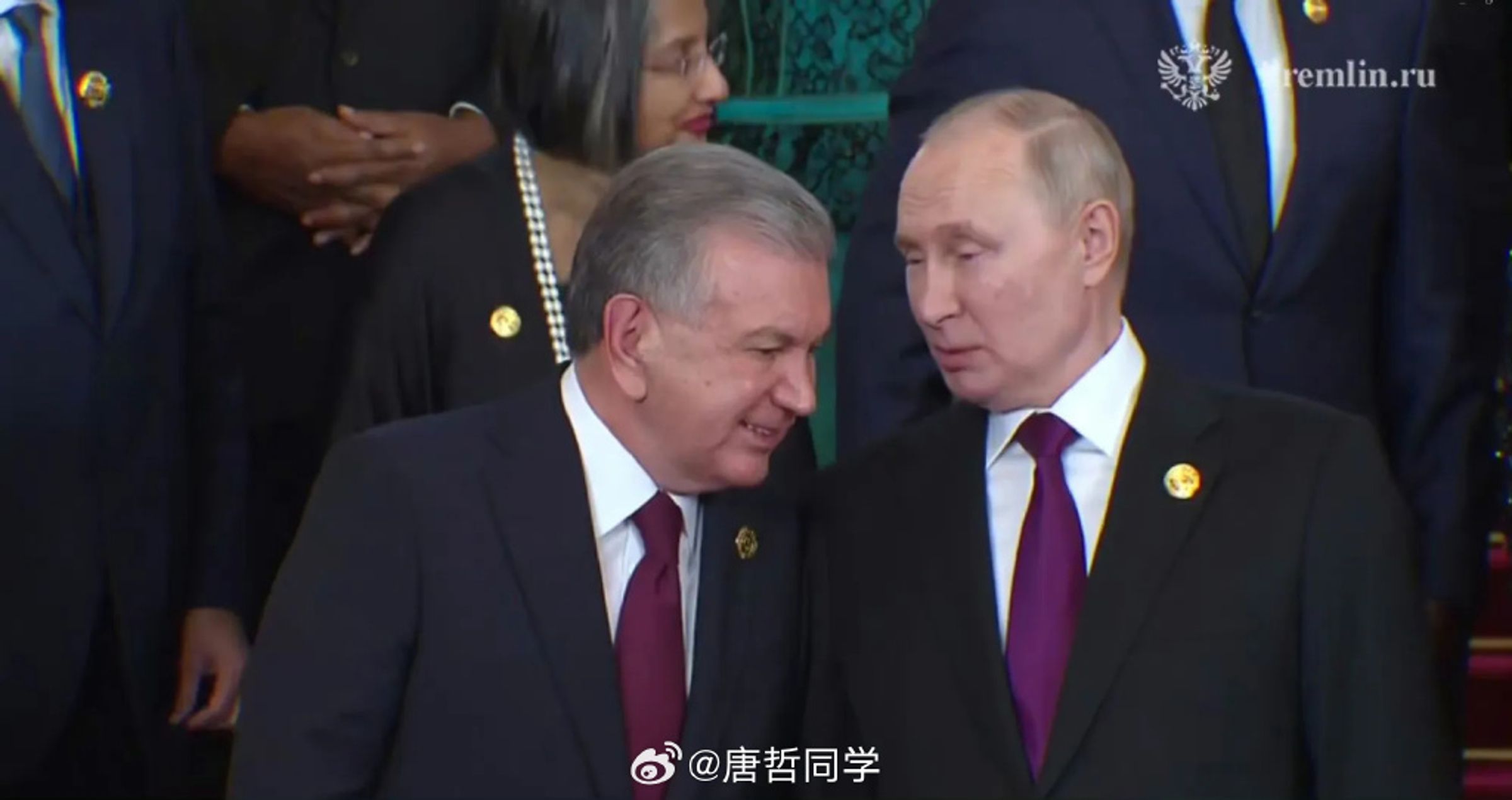 普丁主動和站在旁邊的烏茲別克總統米爾濟約耶夫,熱絡交談,暫時沒空理會習近平。(翻自微博)