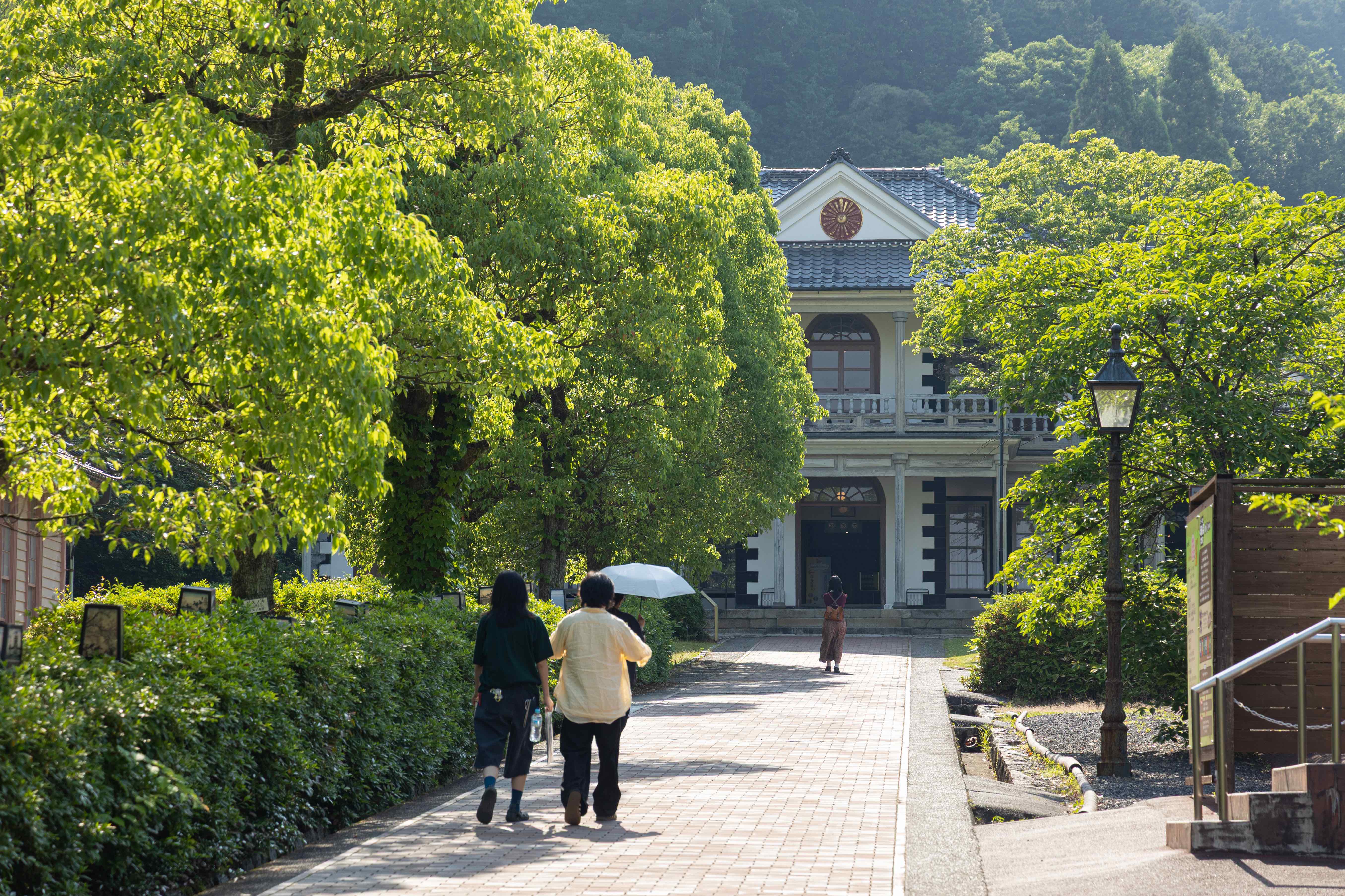 博物館明治村保存並展示了明治時期的特色建築，於昭和40年（西元1965年）3月18日開村。