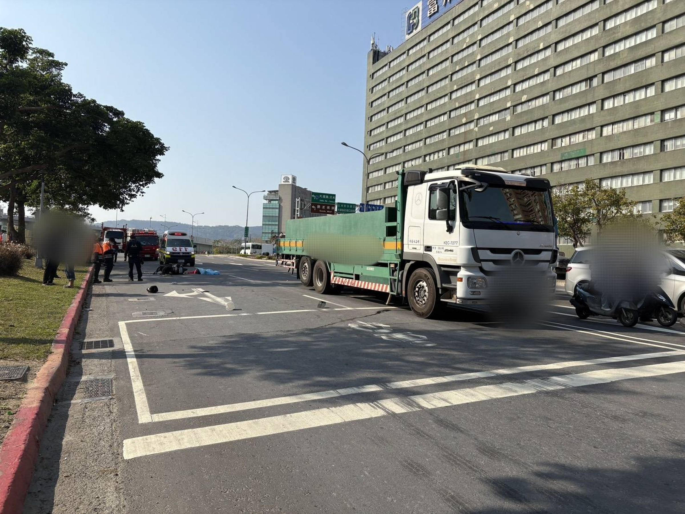 警方獲報後隨即封鎖現場調查。（翻攝畫面）