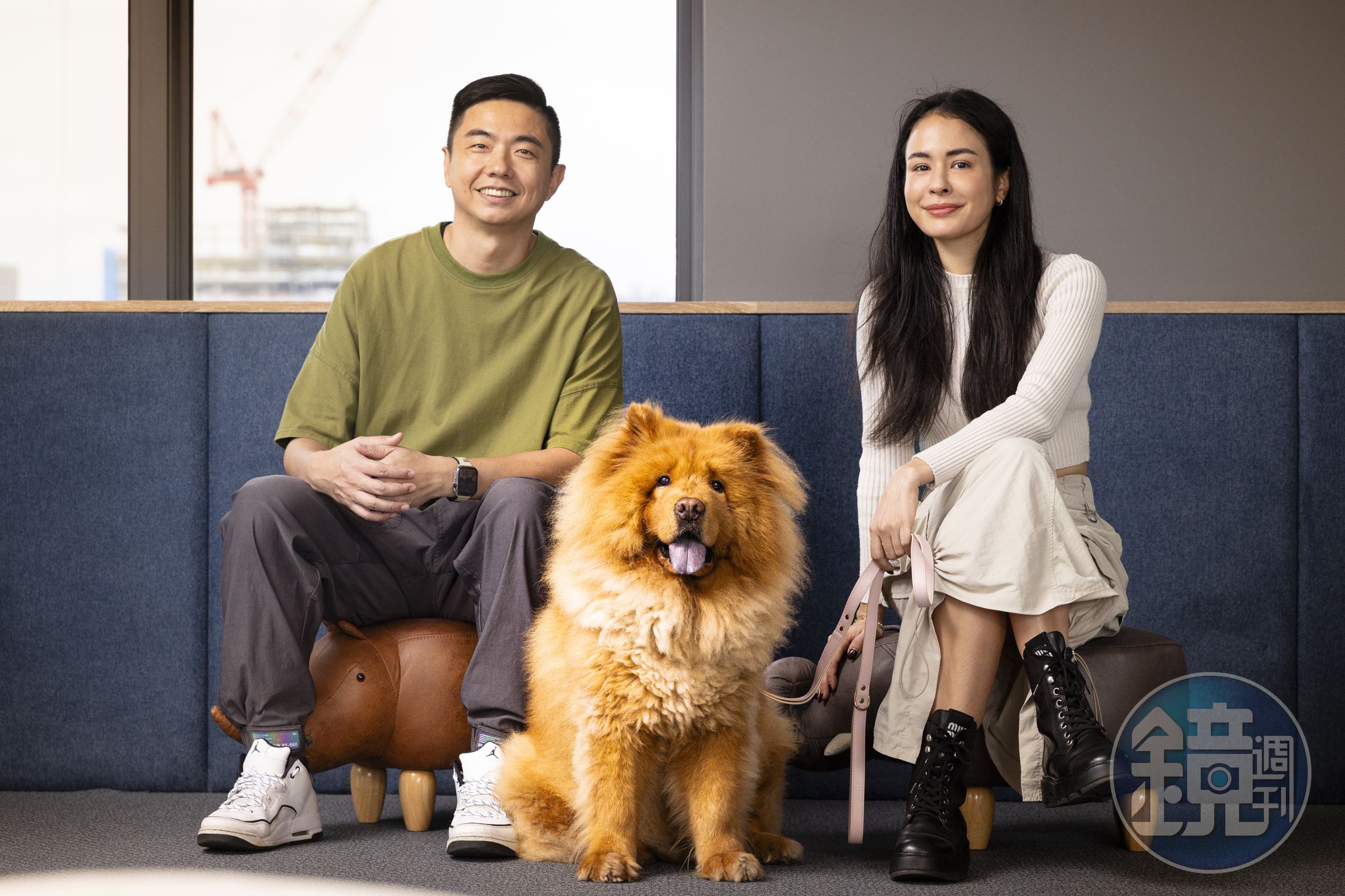 雷艾美(右)帶著8年前領養的鬆獅犬「辛巴」,求教熊爸(左)怎麼解決愛犬愛咬人的惡習。