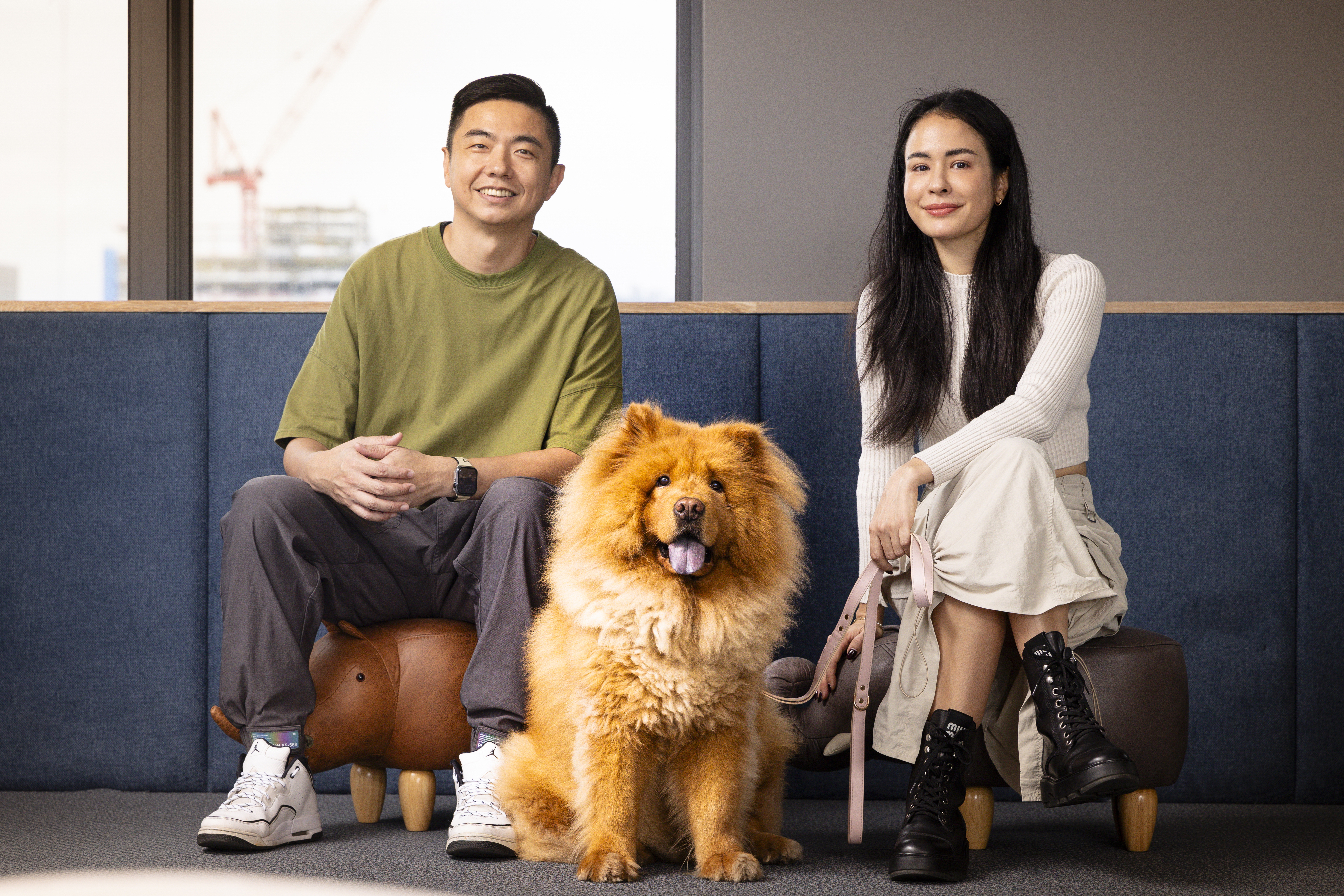 雷艾美(右)帶著8年前領養的鬆獅犬「辛巴」,求教熊爸(左)怎麼解決愛犬愛咬人的惡習。