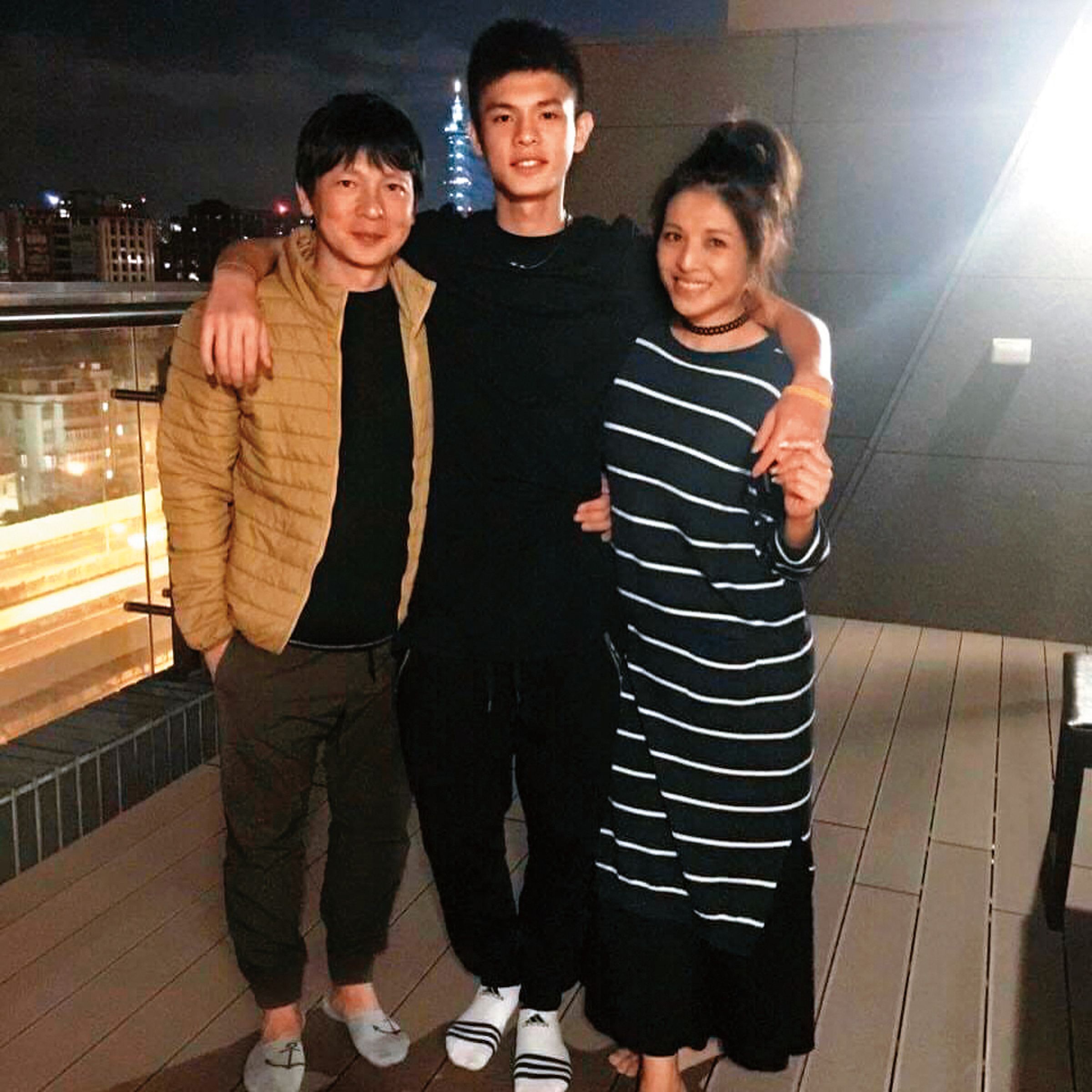 今年24歲的邱以太,是林葉亭和高人傑的長子,出道作品是2019年的電影《下半場》。
