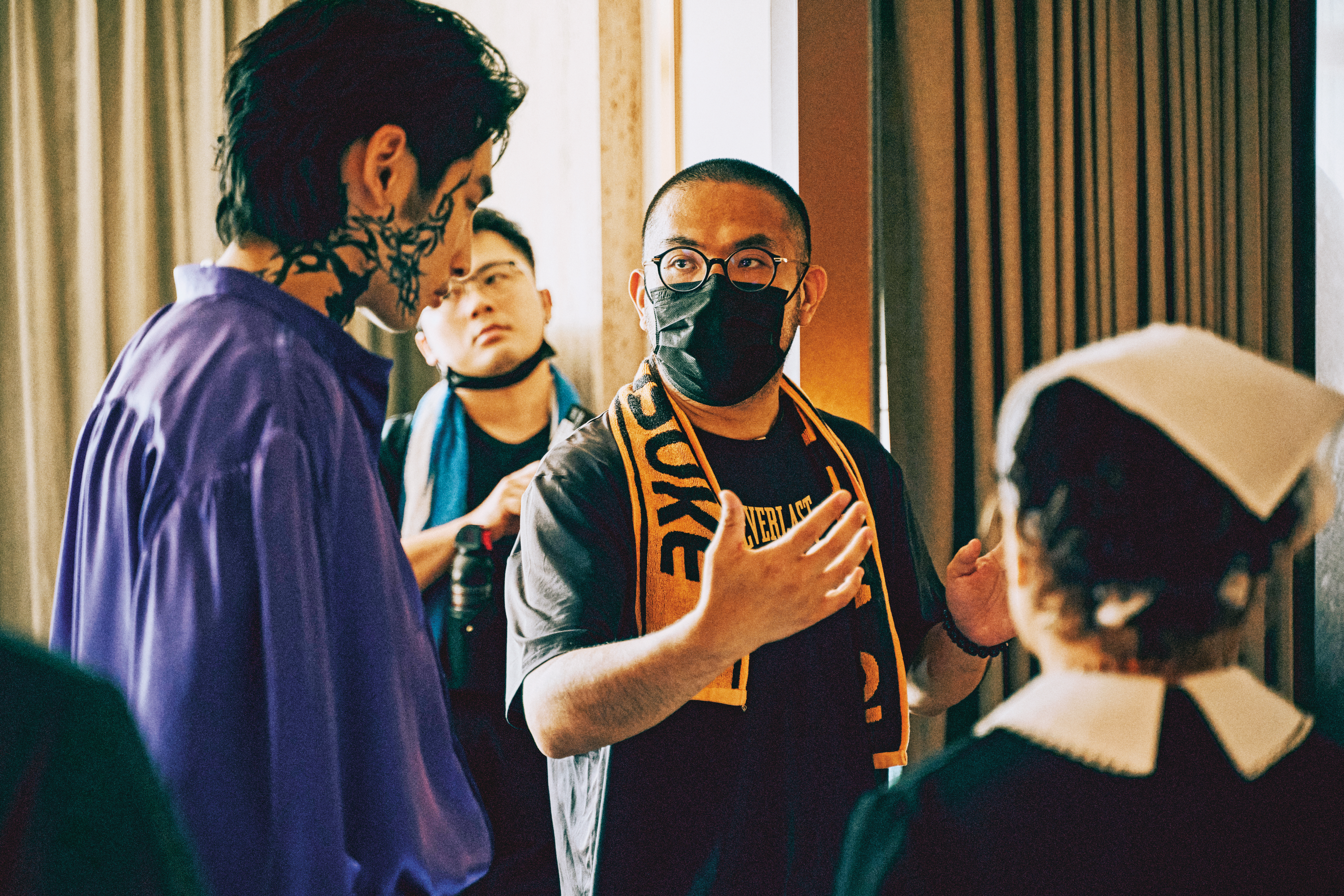 導演李俊宏（中）和章廣辰（左）在飯店場景討論走位。（CATCHPLAY+提供）