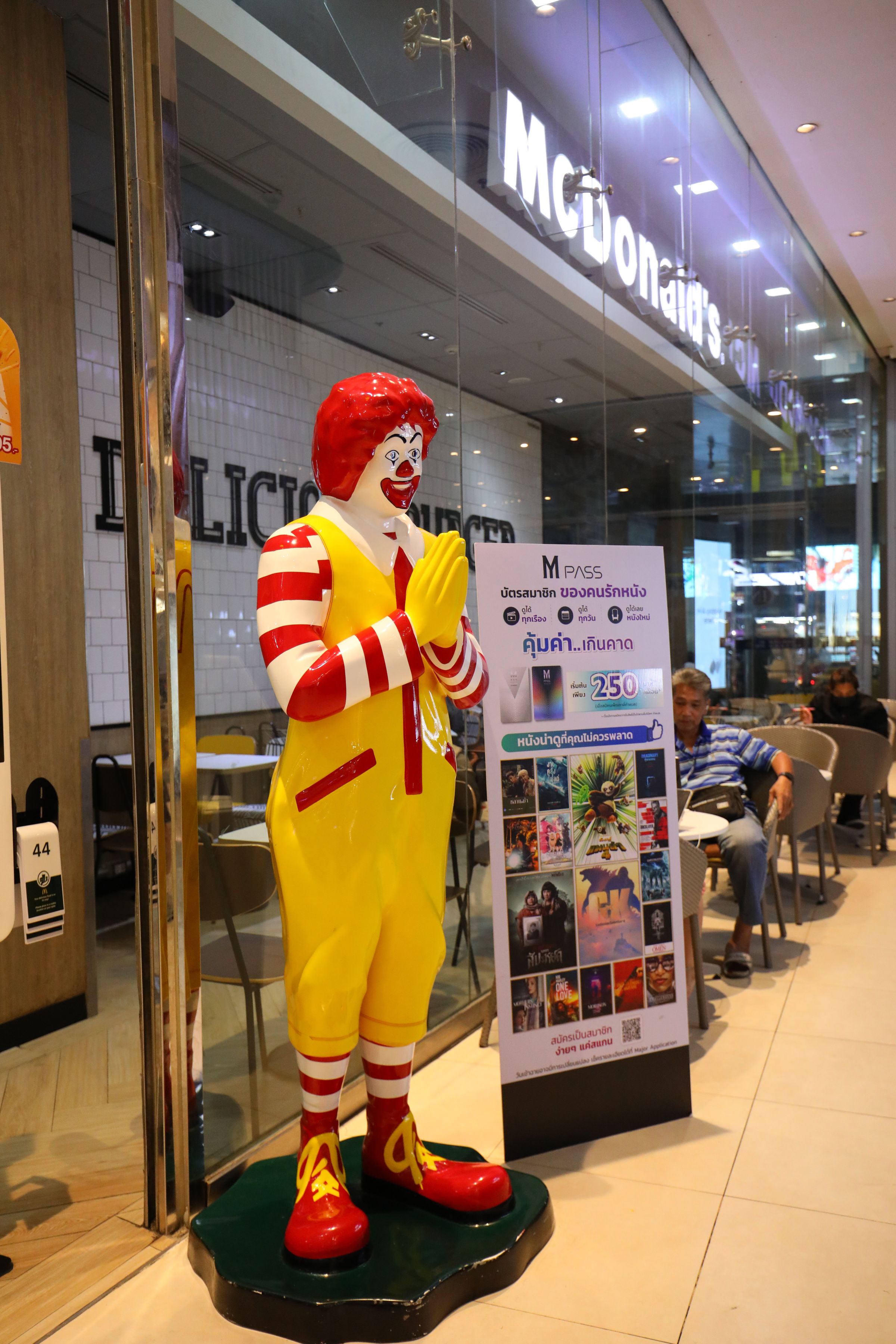 就連麥當勞叔叔都入境隨俗地擺出雙手合十的泰國專屬手勢。