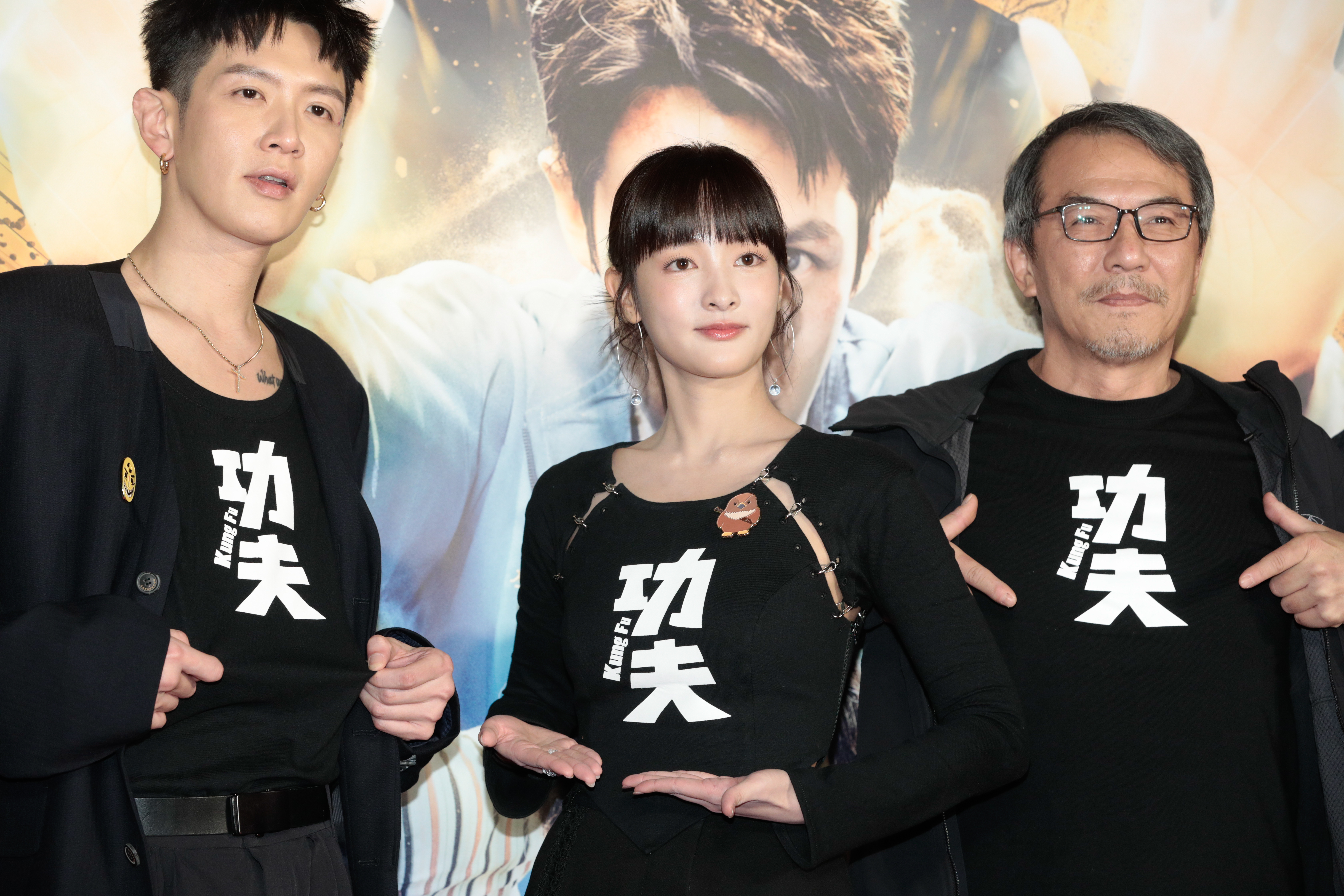 王淨與柯震東在大銀幕二搭，這次終於順利談戀愛；飾演師父的戴立忍忍不住爆料柯震東竟自備行軍床在片場睡覺。