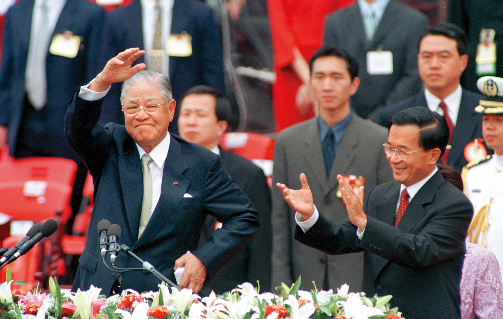 2000年5月20日,前任總統李登輝將政權移交給當時新任的總統陳水扁。(中央社)