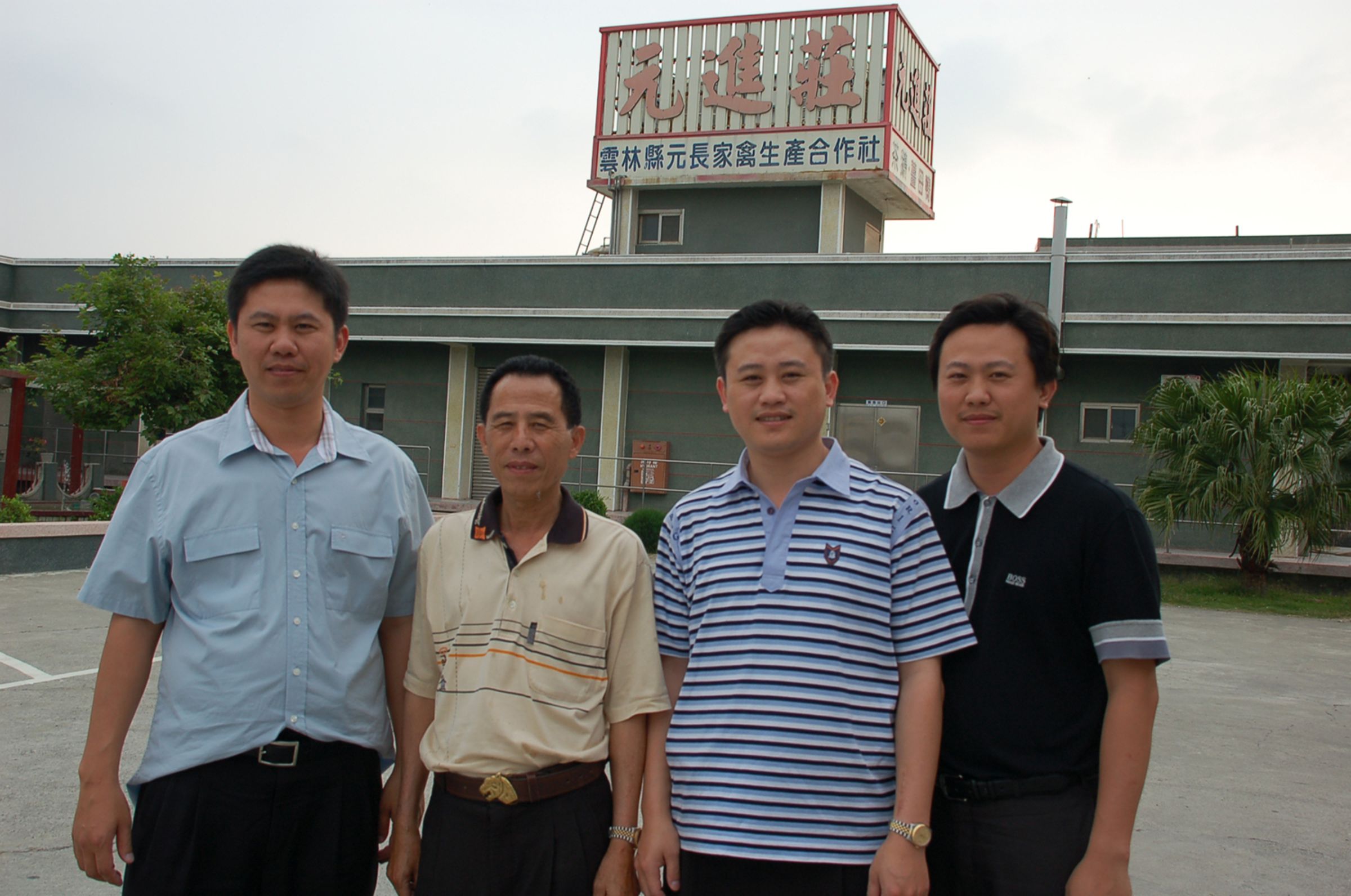 吳進興(左二)回鄉創業,三個兒子吳政憲(左一)、吳鋐源(右二)、吳佳旻(右一)從小就跟鴨鵝一起長大,畢業後都進入元進莊一起打拚。(元進莊提供)