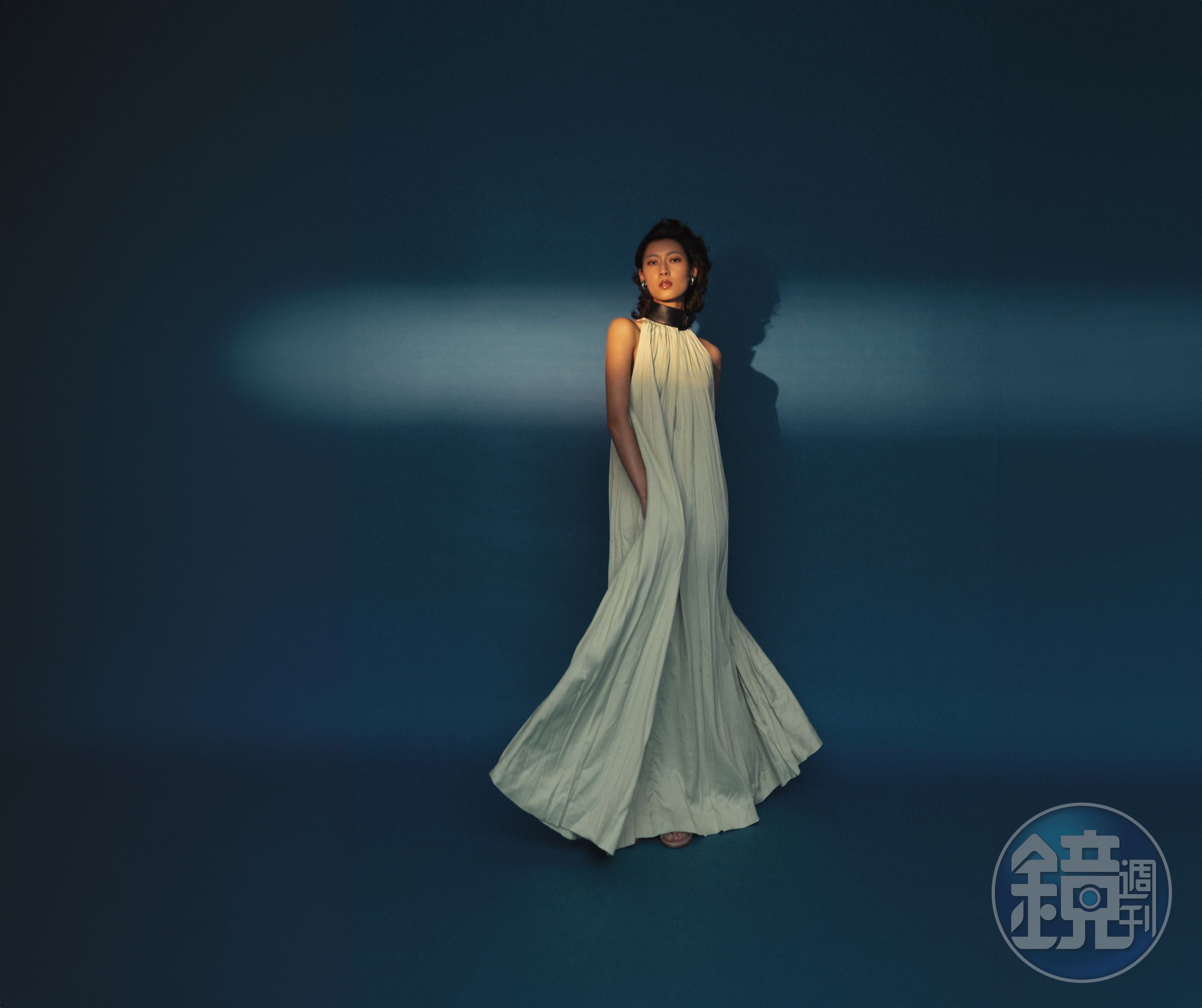 淺綠無袖洋裝 NT$105,000 by FERRAGAMO,Adiorable裸色繫帶小牛皮涼鞋 NT$36,000 by DIOR,綠色條紋圓圈耳環 NT$24,900 by FERRAGAMO。