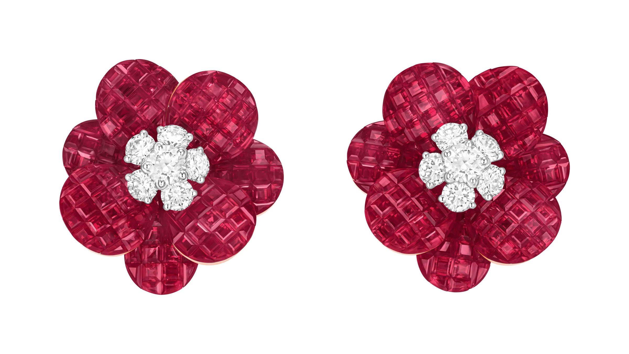 梵克雅寶 Van Cleef & Arpels Signature 高級珠寶系列 Pavot 耳環；鉑金、18K白金、18K玫瑰金，搭配傳統隱密式鑲嵌紅寶石、鑽石。參考價格NT$ 52,000,000。