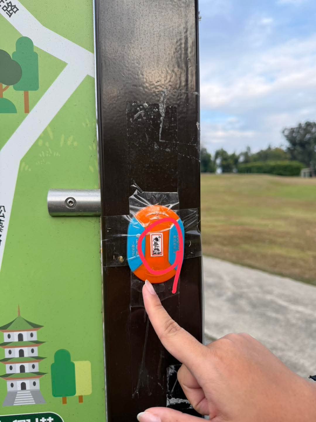 高雄市議員鄭孟洳前往「果嶺自然公園」，赫然發現中國製巡邏感應設備。（翻攝鄭孟洳臉書）