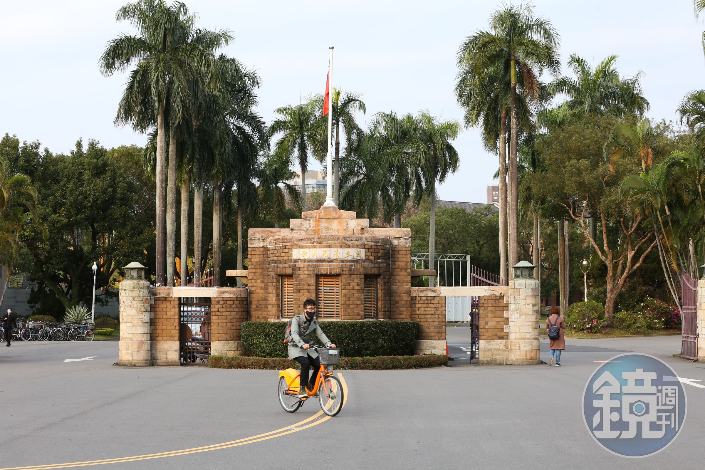 國立台灣大學昨日驚傳移民署人員未經校方同意,便逕自闖入校內查緝;示意圖,與當事人無關。(本刊資料照)