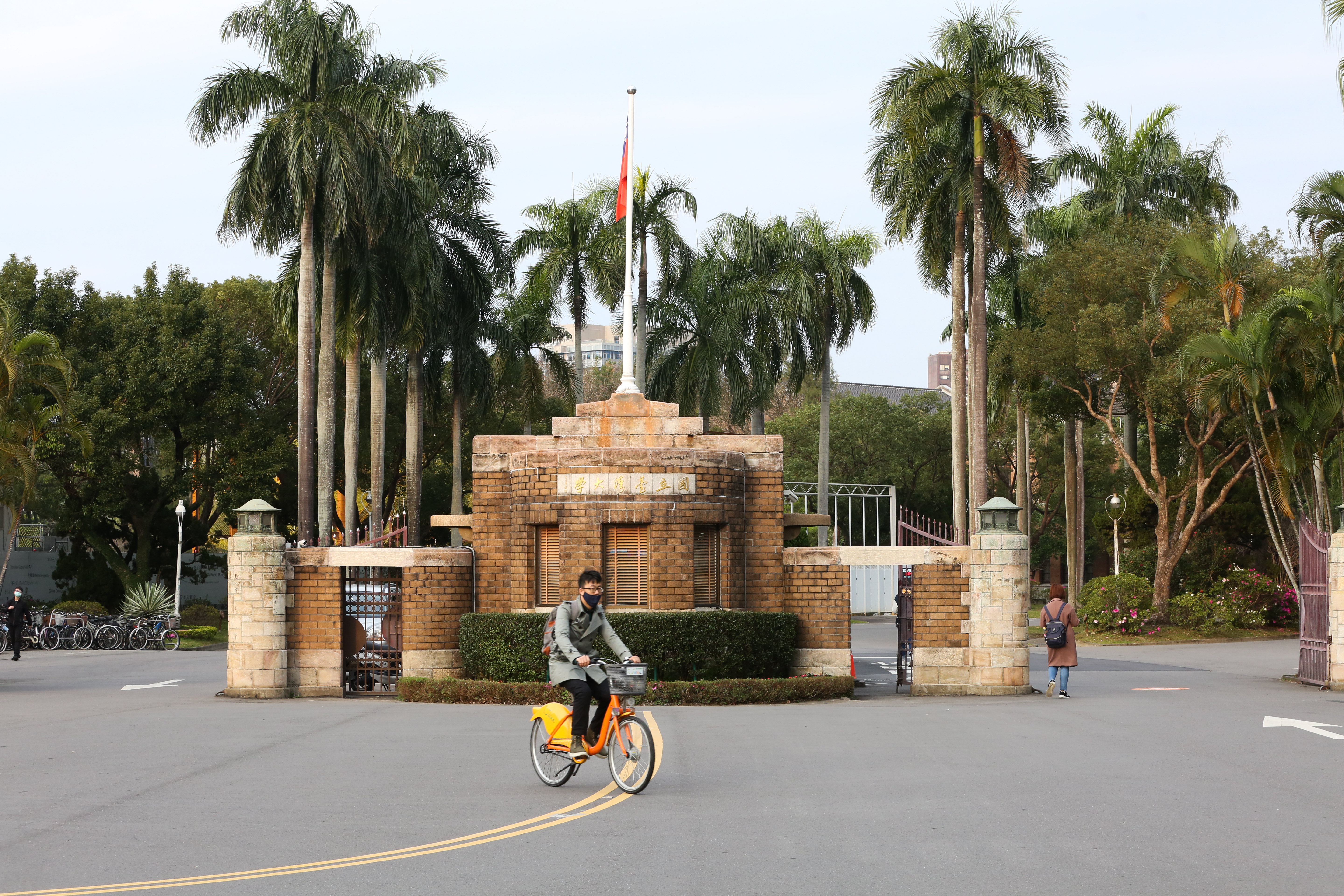 國立台灣大學昨日驚傳移民署人員未經校方同意，便逕自闖入校內查緝；示意圖，與當事人無關。（本刊資料照）