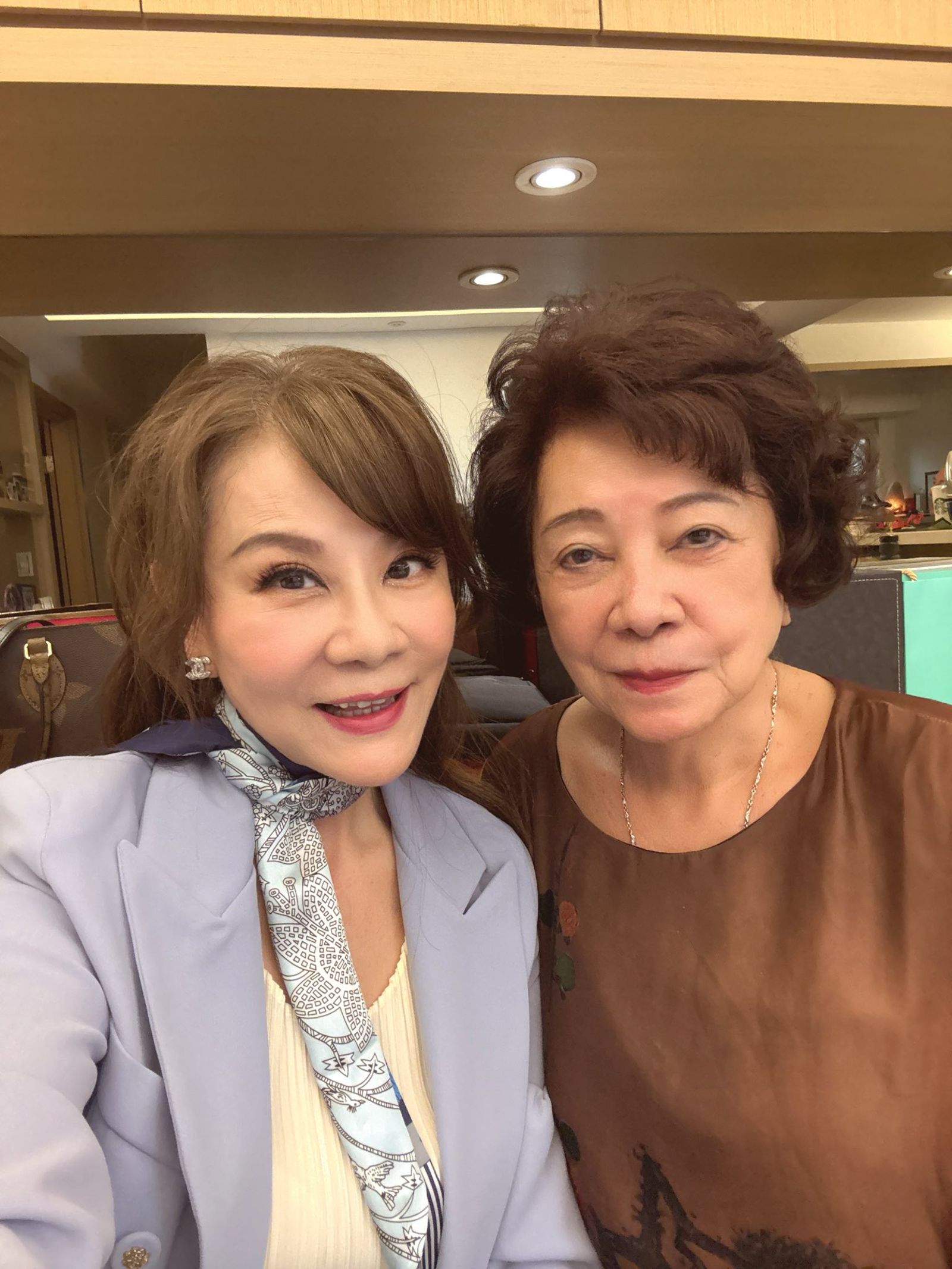 龍千玉去年和媽媽曾到台中給曹西平驚喜過生日。（翻攝臉書）