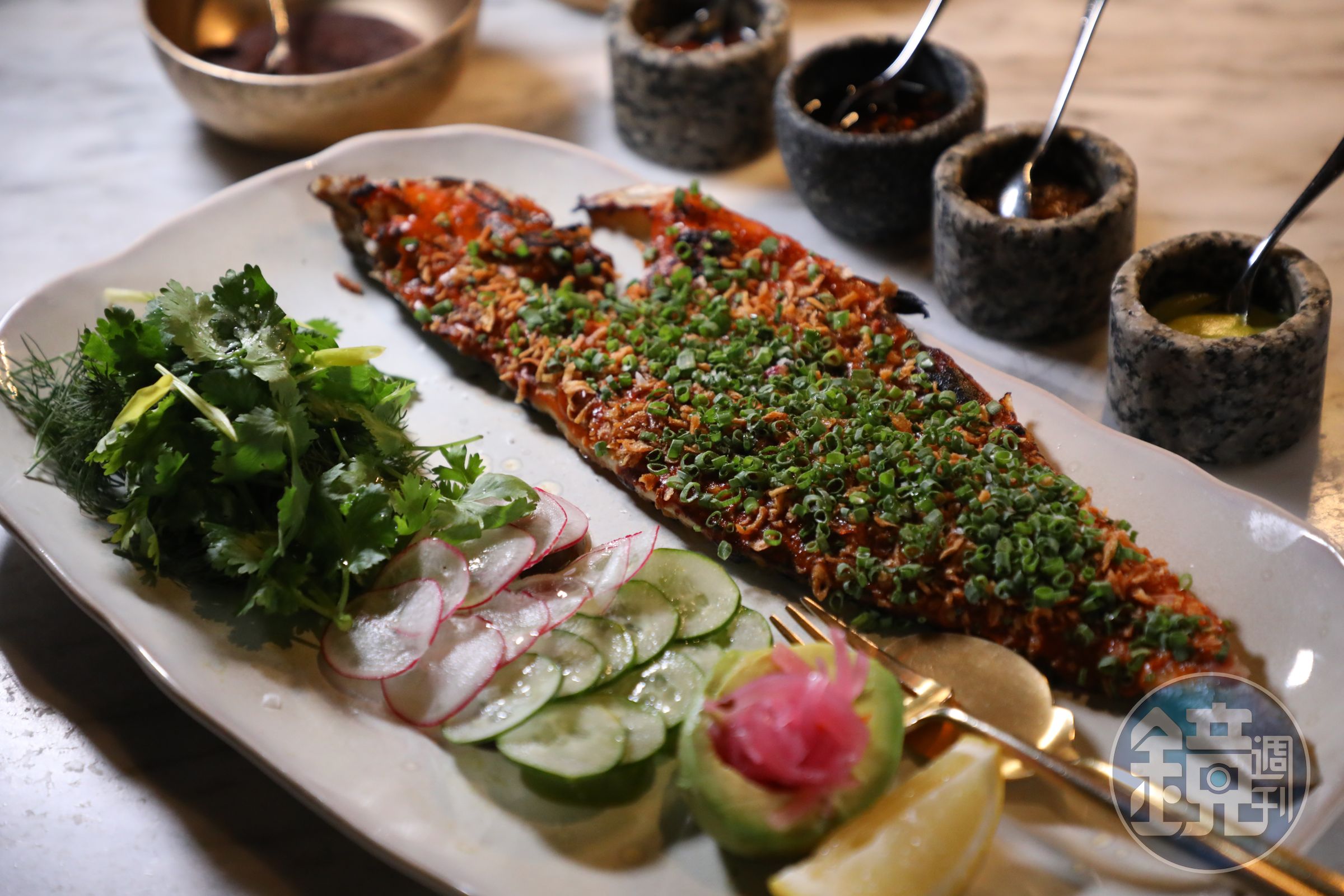 墨西哥人吃烤魚「Pescado Zarandeado」也是將香料調味後的魚肉挖起,包在玉米餅裡吃。(1,800泰銖/份,約NT$1,590)
