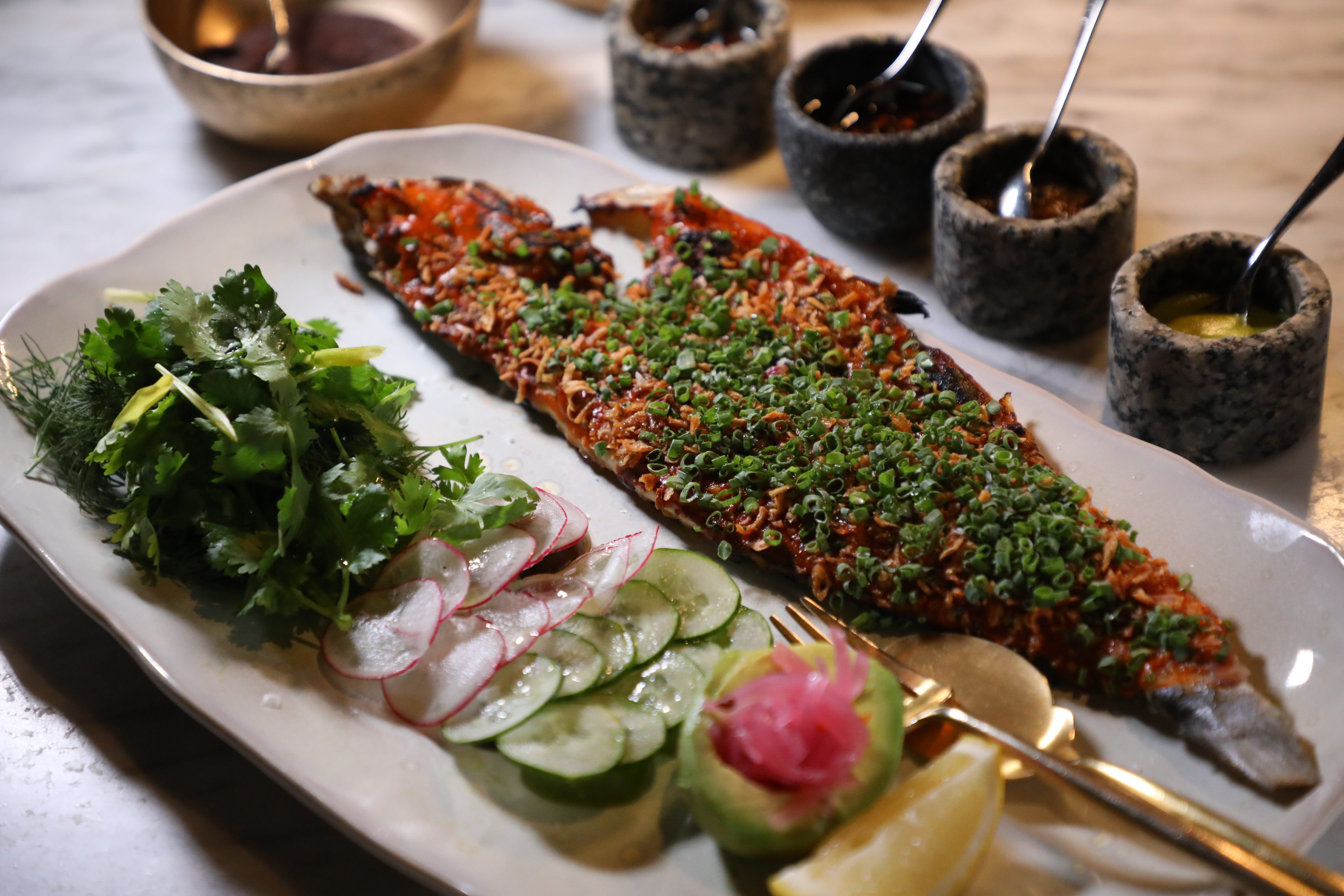 墨西哥人吃烤魚「Pescado Zarandeado」也是將香料調味後的魚肉挖起,包在玉米餅裡吃。(1,800泰銖/份,約NT$1,590)