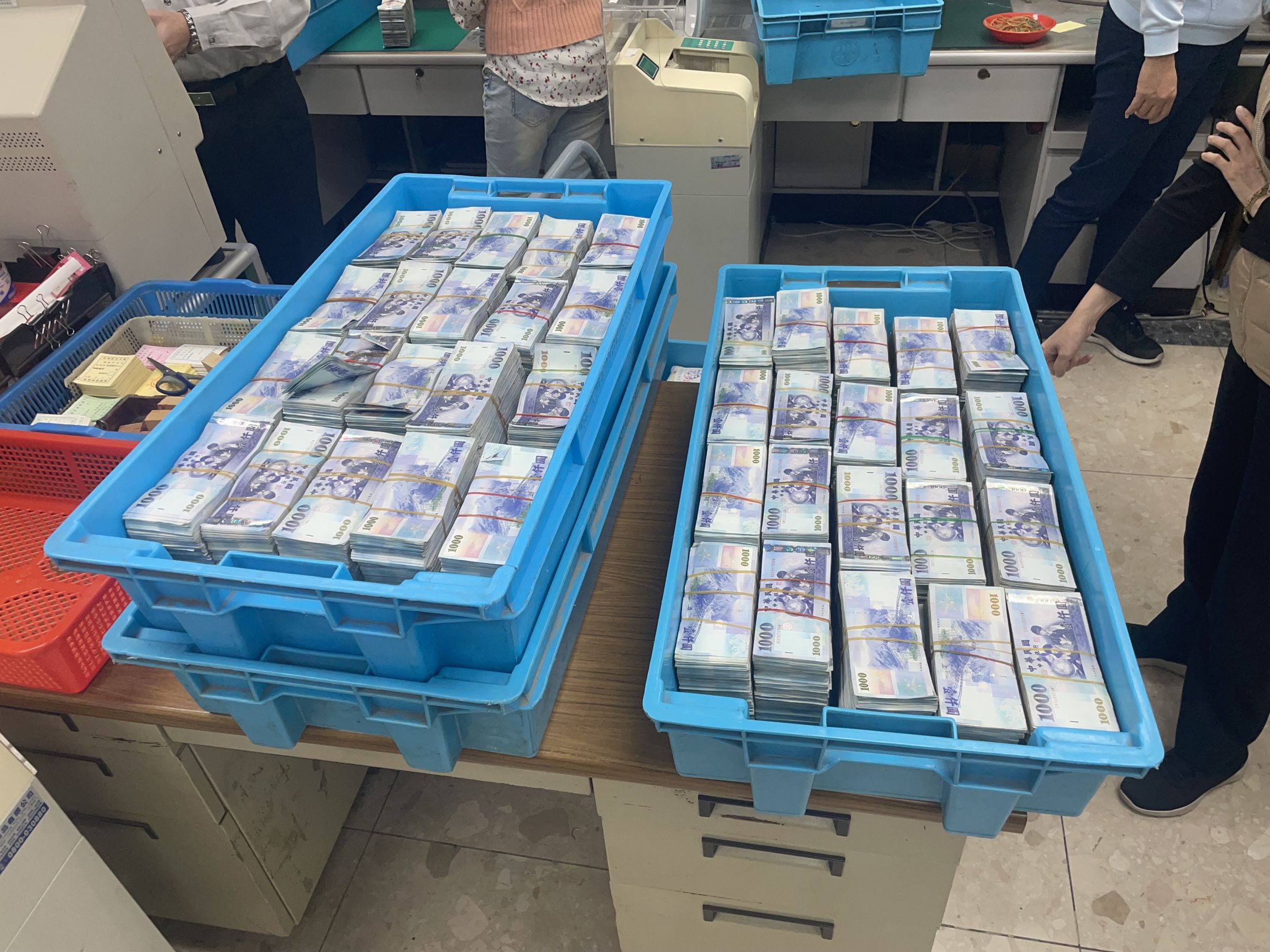 警方查扣上億元現金。(警方提供)