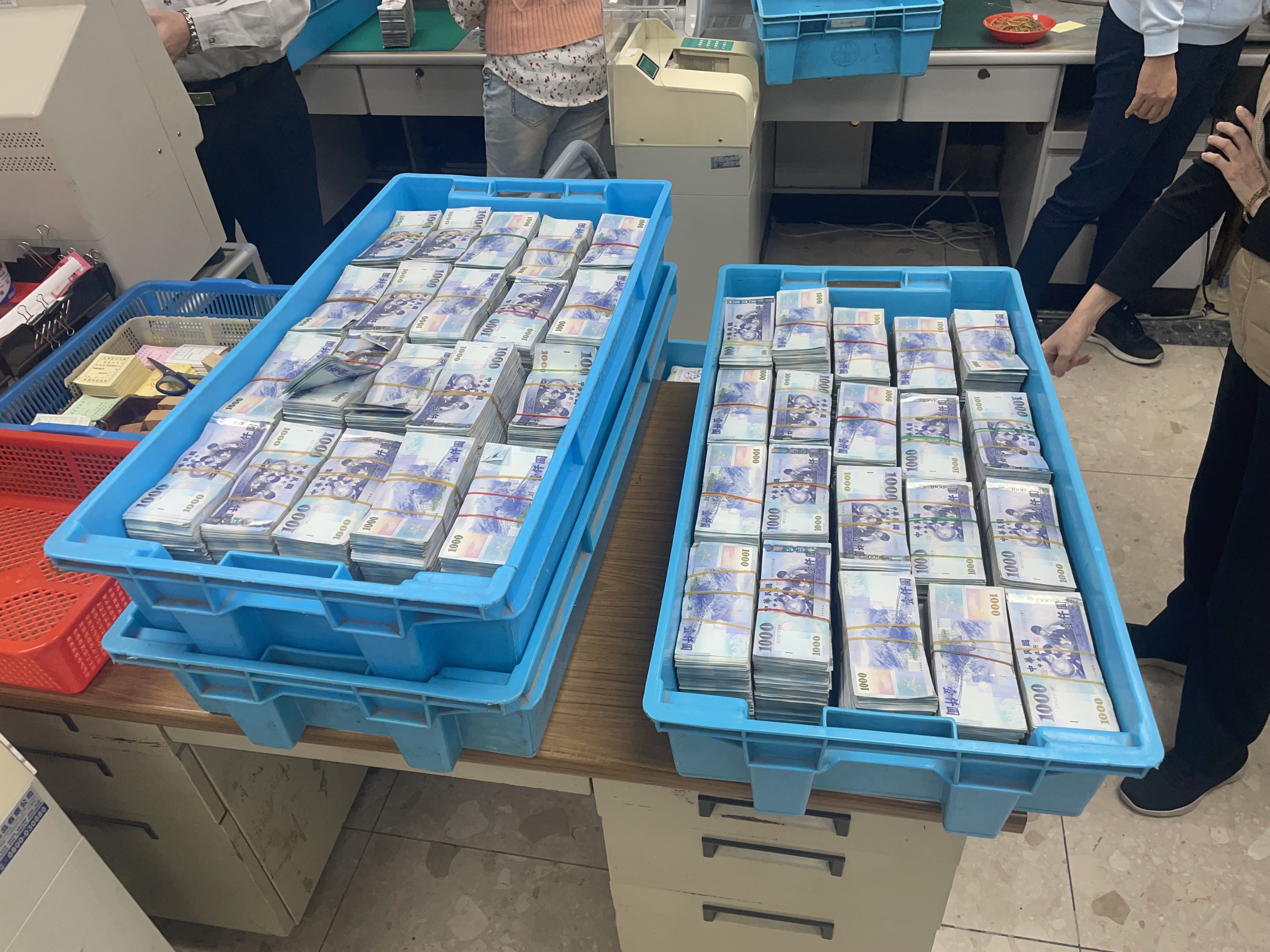 警方查扣上億元現金。（警方提供）