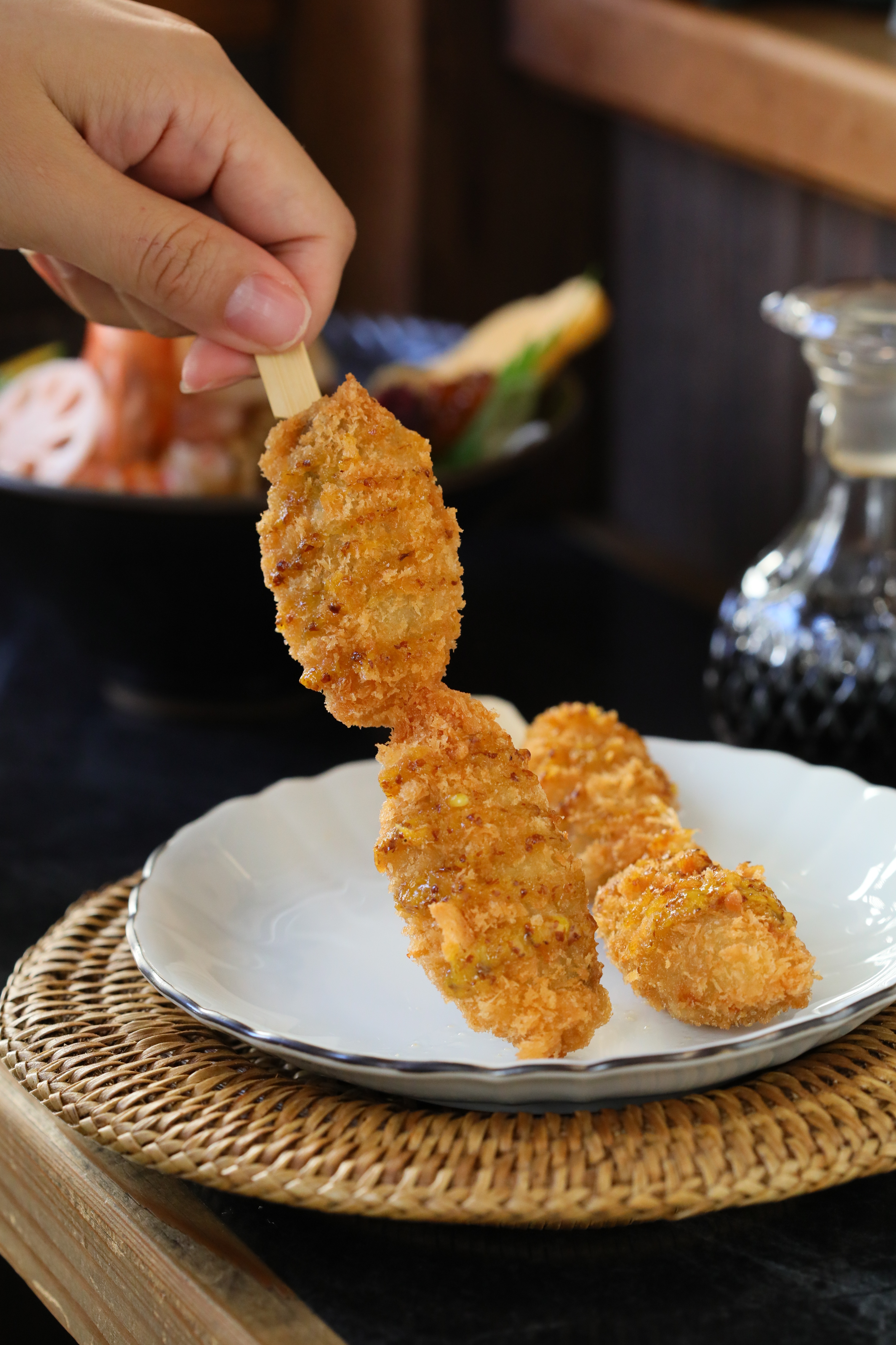 「炸廣島厚岸牡蠣」一定要趁熱吃，酥脆不油、鮮味滿滿。（200元／份）