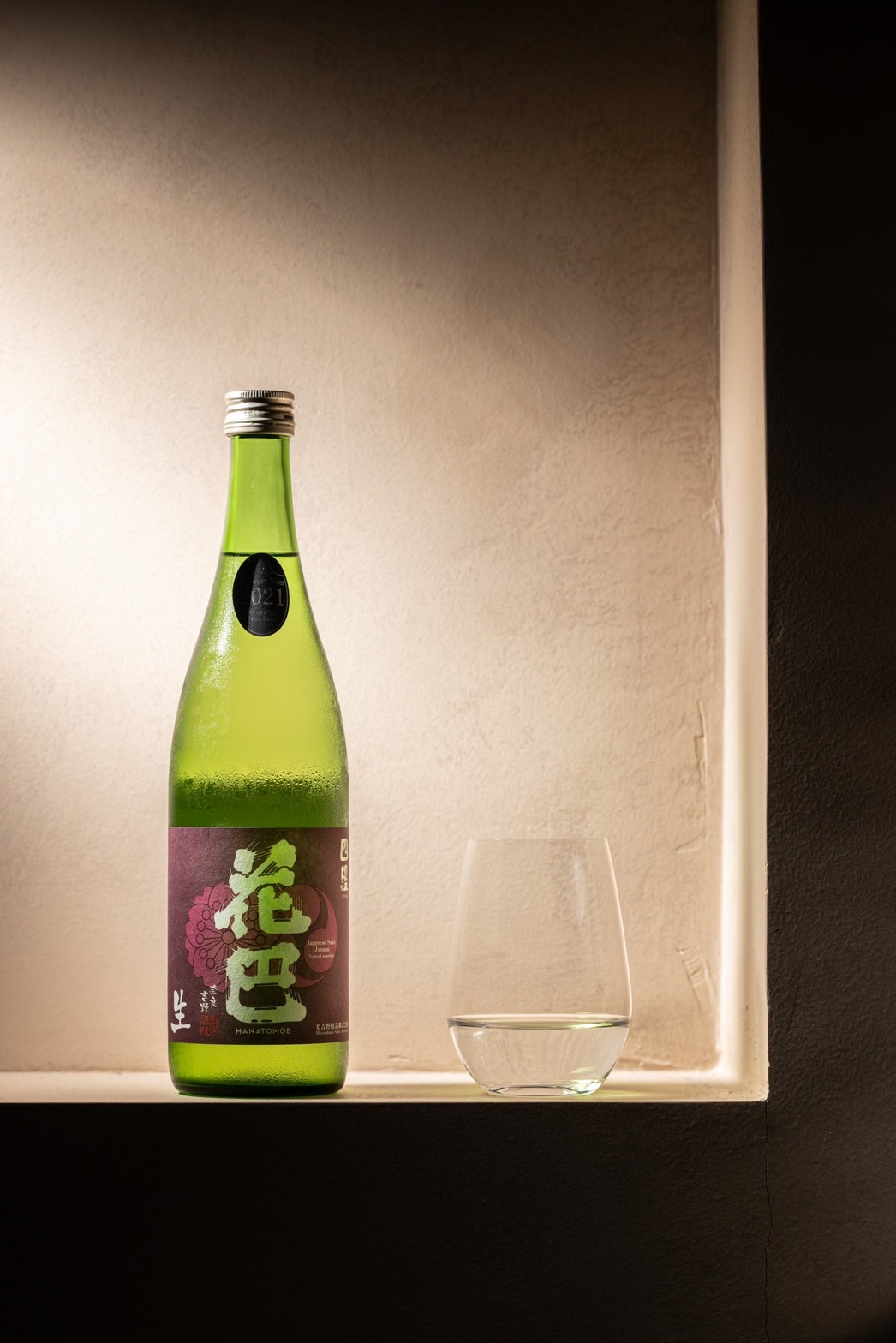 「花巴 山廢 純米 無濾過生原酒」獨特的「酵母無添加」釀造手法，兼具果酸與厚醇乳酸感，個性鮮明。（2,380元／支）