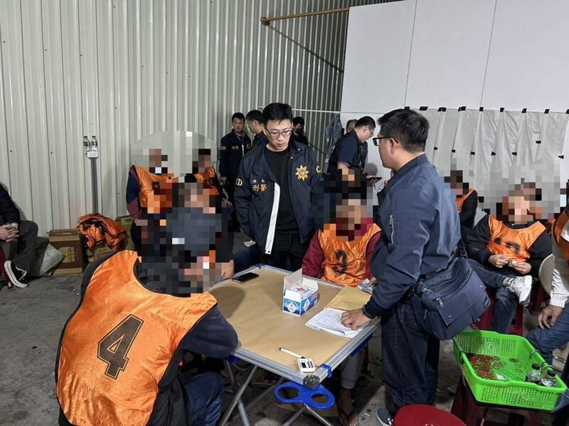 南警三分局掃蕩一家距分局僅數百公尺的「妞妞」賭場，逮捕負責人及賭客共22人。（翻攝畫面）
