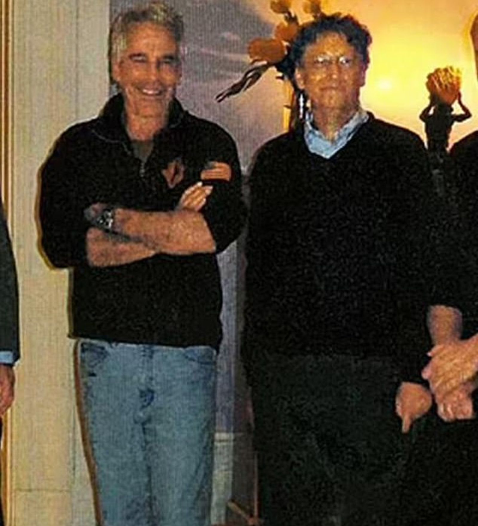 艾普斯坦（左）曾招待比爾蓋茲（右）到「蘿莉島」享樂。（翻攝House Oversight Committee）