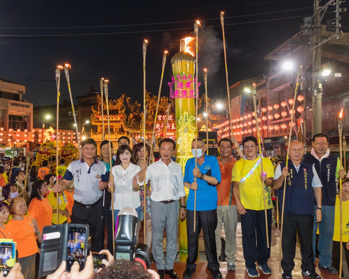 過溝建德宮火燈夜巡不但已有百年歷史，也吸引了許多年輕人甚至外國朋友參加。（翻攝自翁章梁 Weng Chang-Liang臉書）