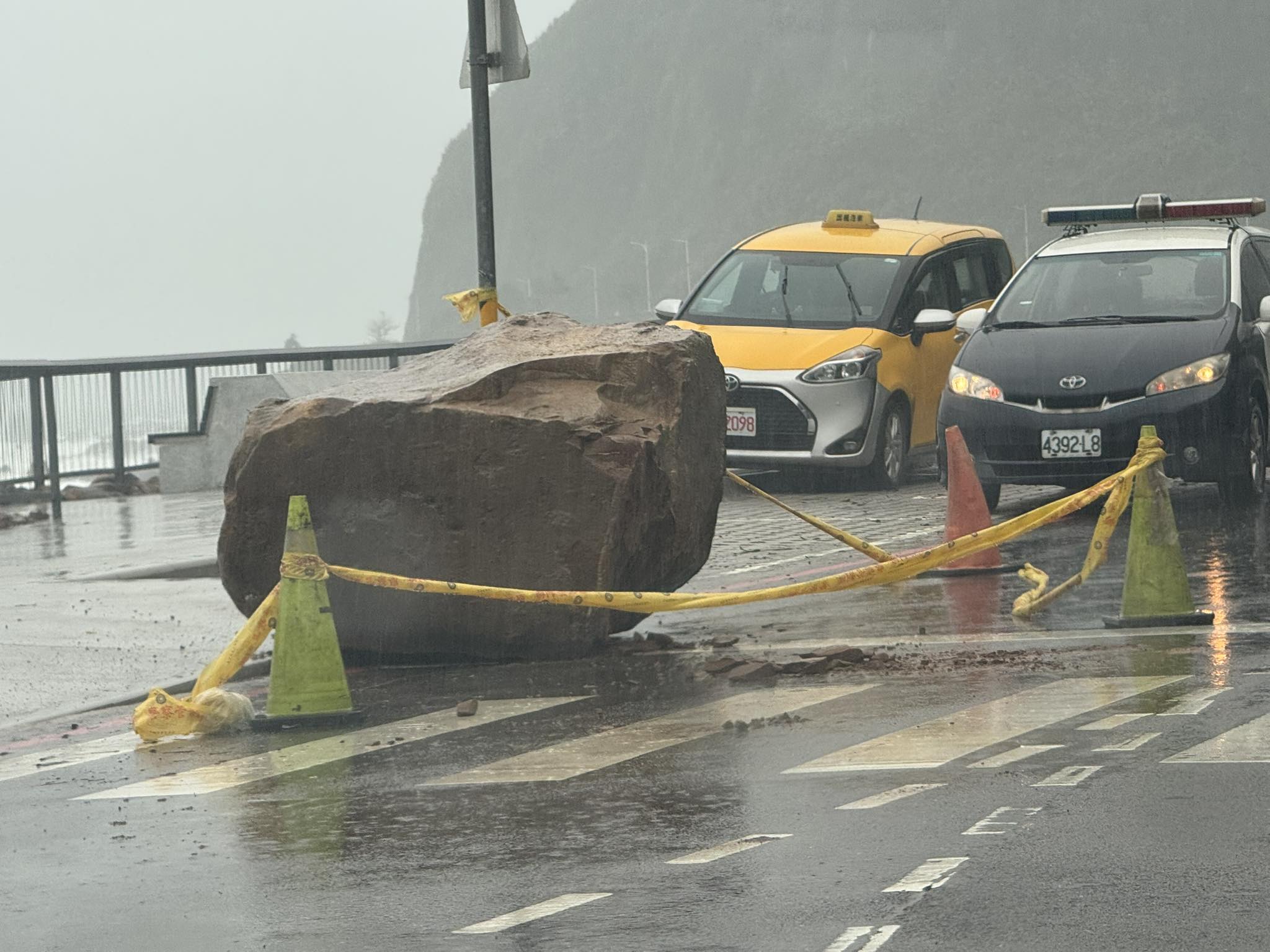 基隆外木山驚見巨大落石。（翻攝張秉鈞臉書）