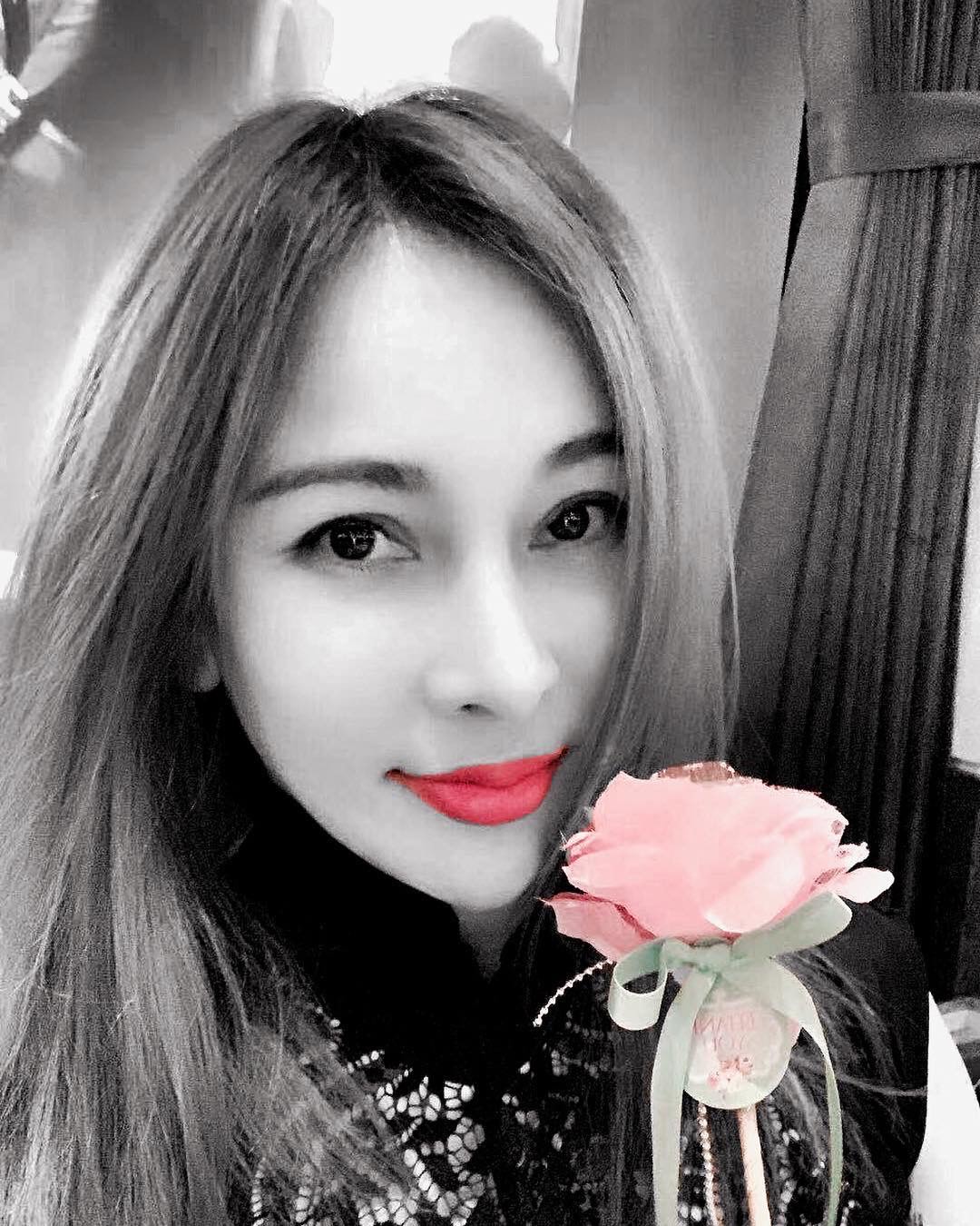 2019年曝光的偽素顏照,五官清楚卻長得不像温嵐。(翻攝自網路)