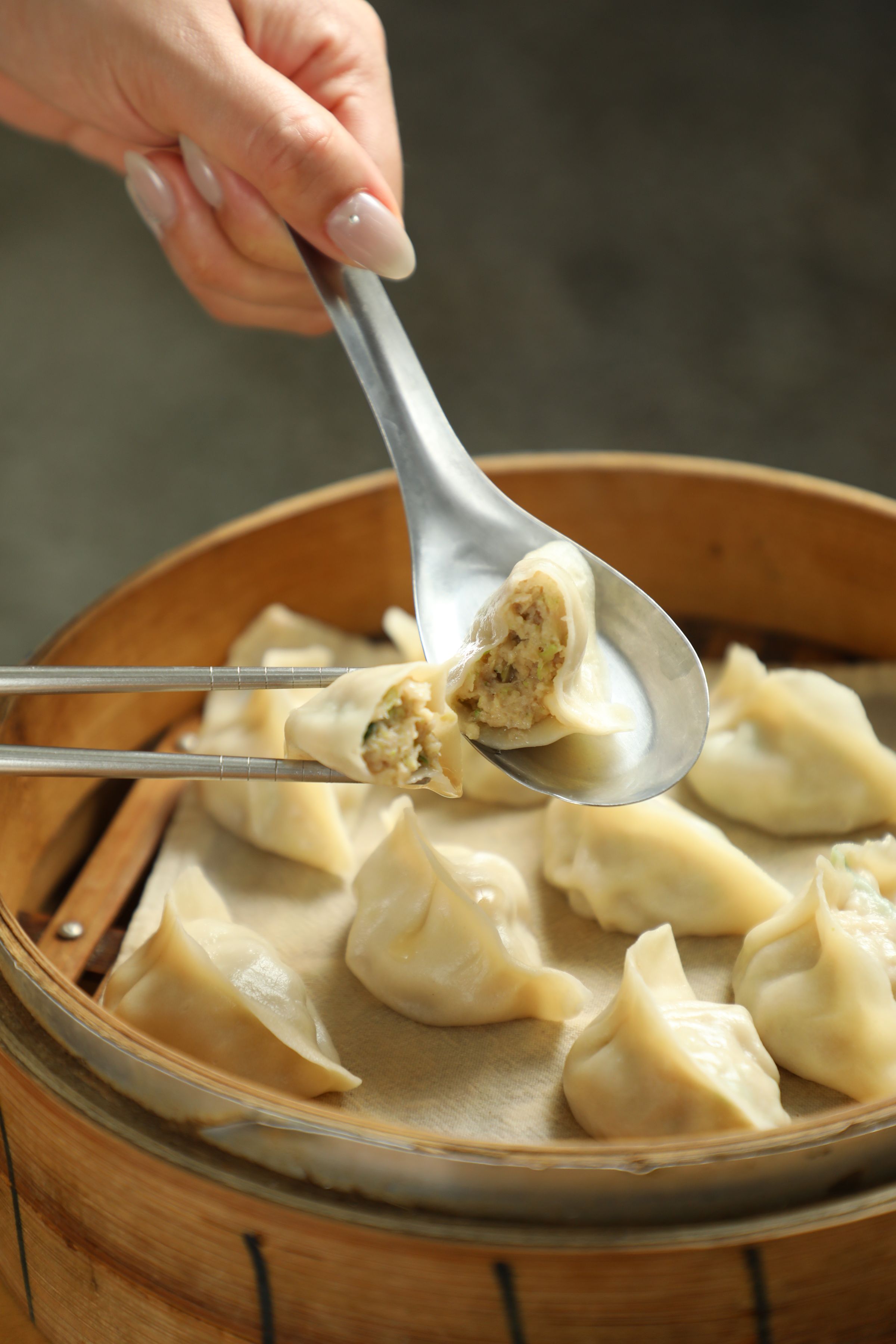 「蒸餃」餡料多但個頭不算大顆,一人吃一籠剛剛好。(70元/8粒)