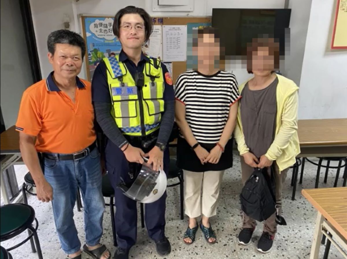 鄭姓女子對員警、里長和里民表達感謝之意。(內湖分局提供)