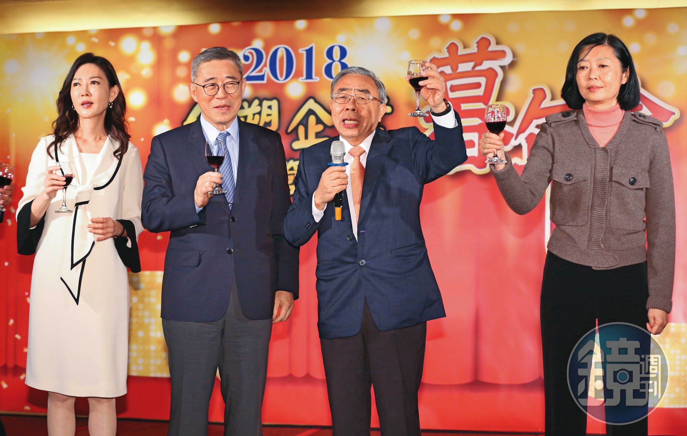 台塑王家海外信託基金的4位受託管理人，分別是王永慶之女王瑞華（右1）、王瑞瑜（左1），及王永在之子王文淵（右2）、王文潮（左2）。