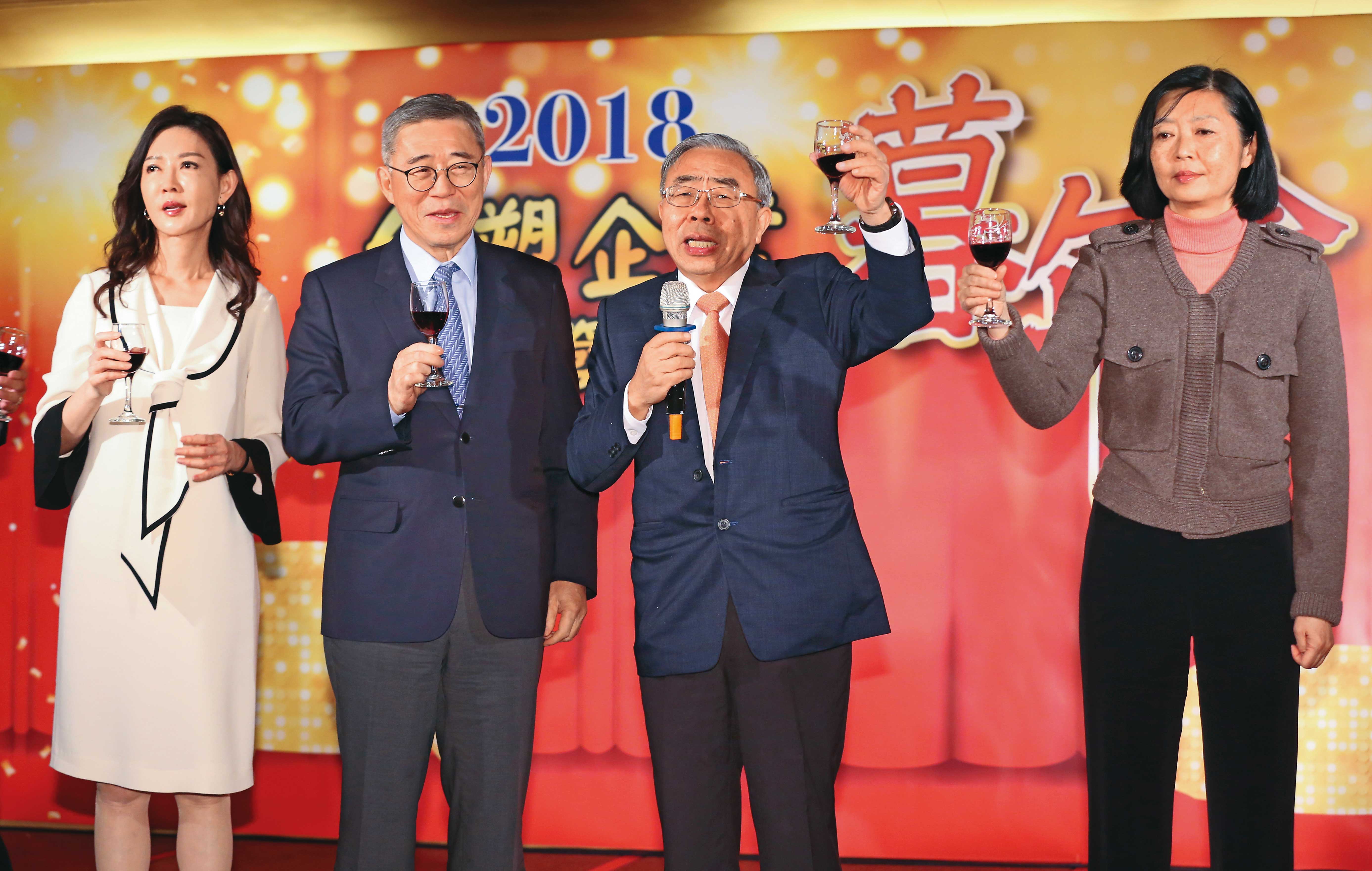 台塑王家海外信託基金的4位受託管理人，分別是王永慶之女王瑞華（右1）、王瑞瑜（左1），及王永在之子王文淵（右2）、王文潮（左2）。