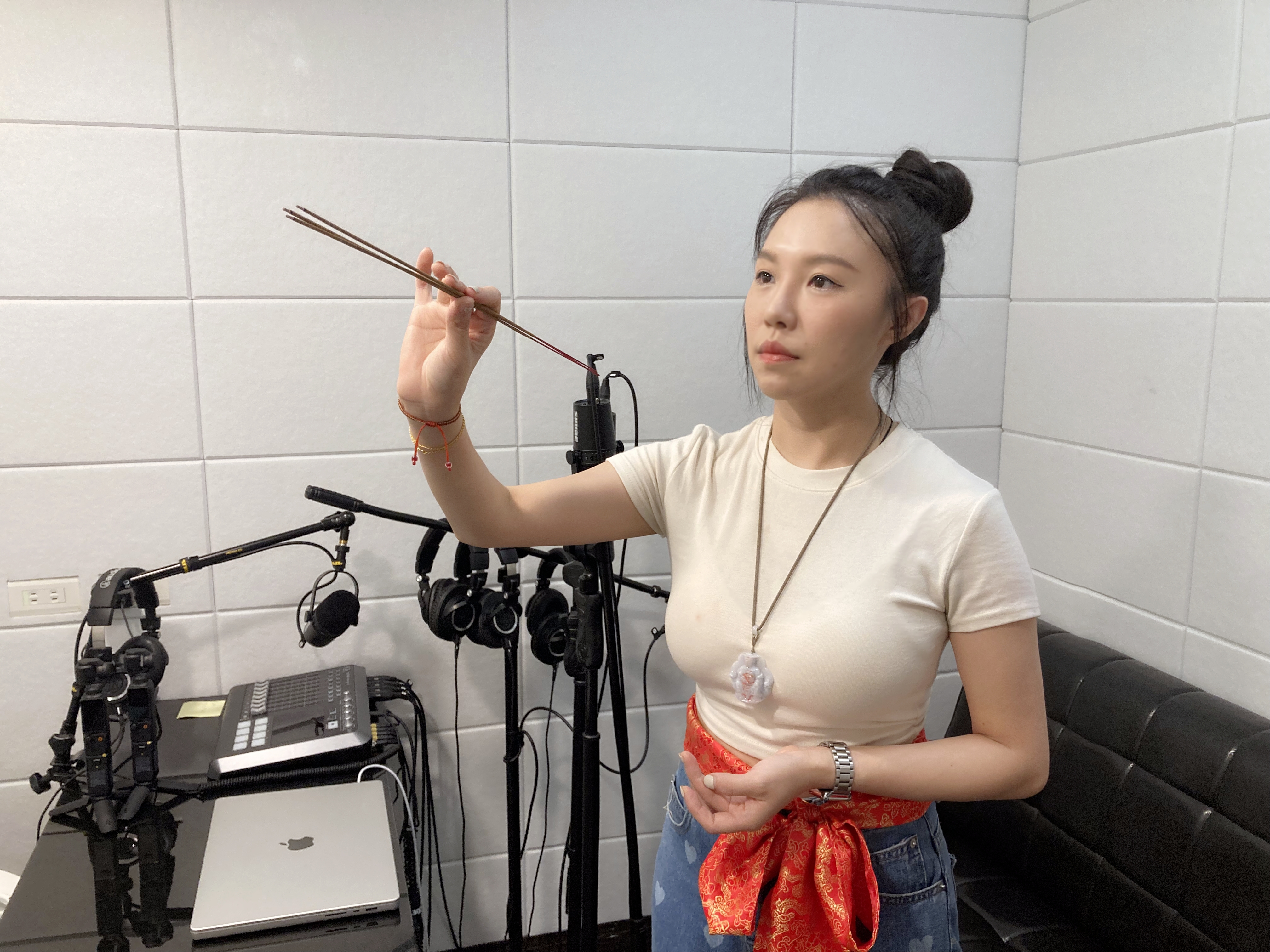 珮薰錄製新Podcast節目《珮薰療心癒所》，於錄音室淨化祈福。（光意娛樂提供）