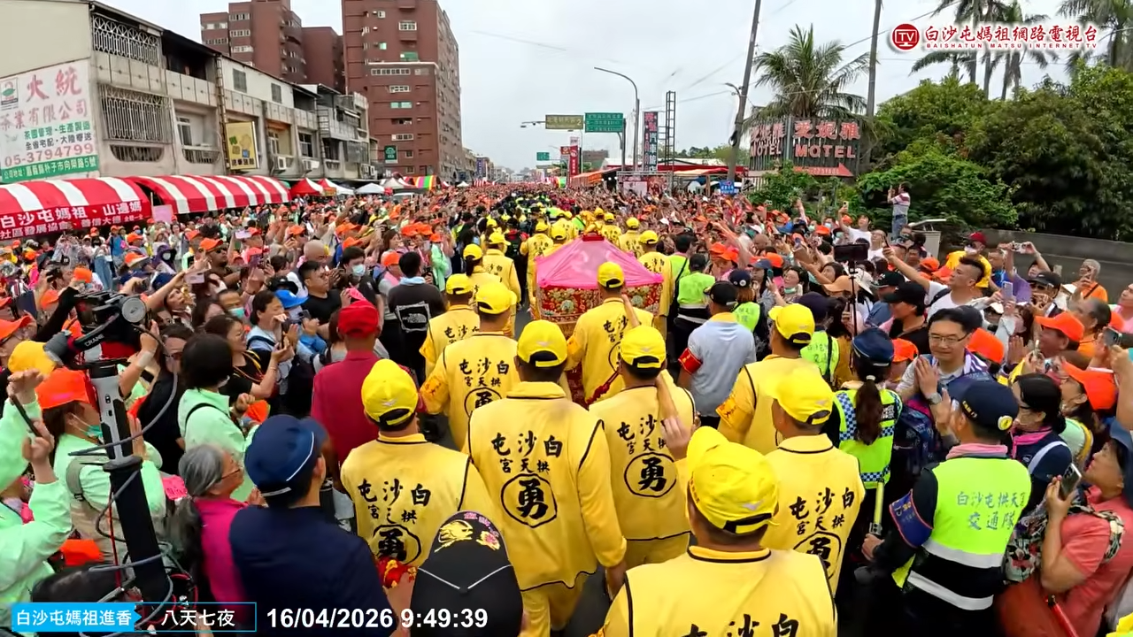 許多隨香信眾會沿途發放結緣品與信徒結緣，但近期卻傳出有人出現囤積、瘋搶等脫序行為。（翻攝自YouTube/白沙屯媽祖網路電視台）