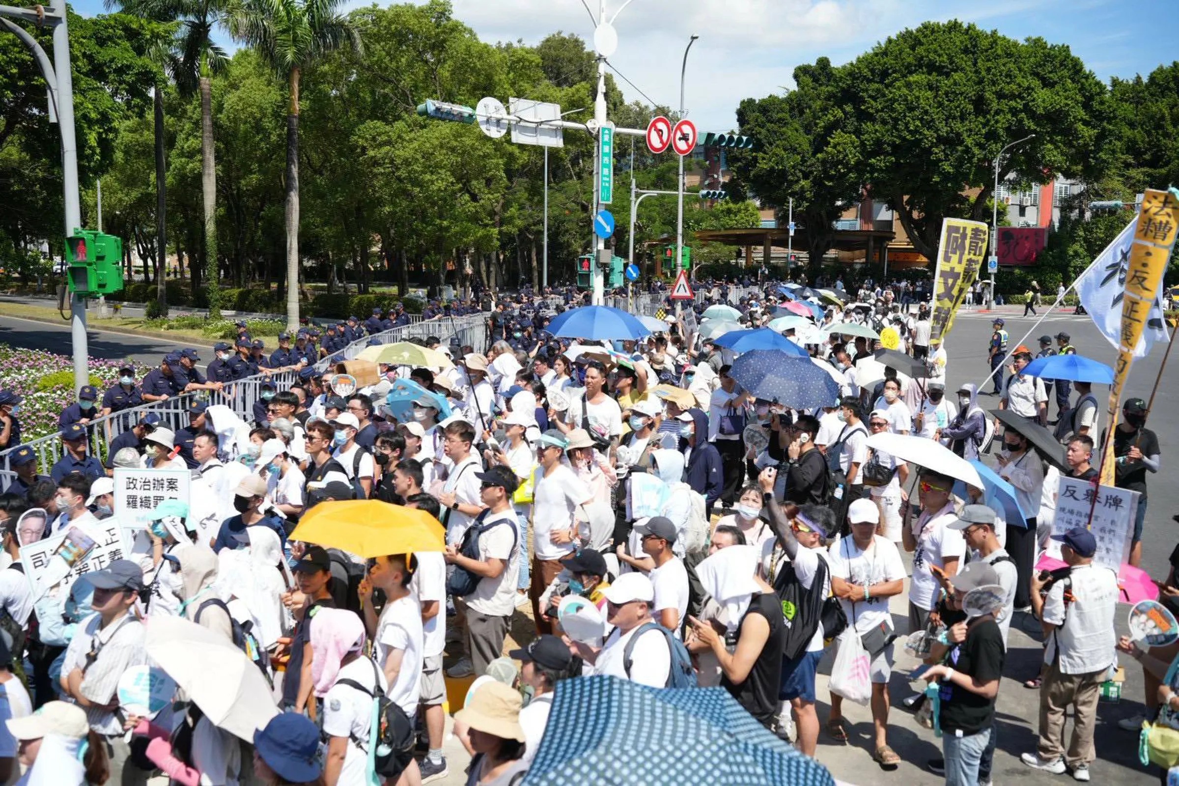 民眾黨「走讀」衝突釀8警受傷　警政署震怒：要求北市警嚴辦