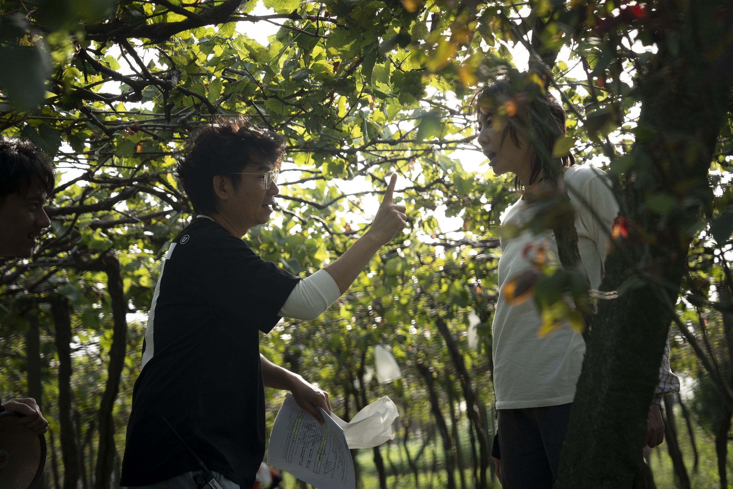 導演杜政哲（左）與丁寧（右）在二林葡萄園拍戲，互相討論劇情。（公視台語台、華視提供）