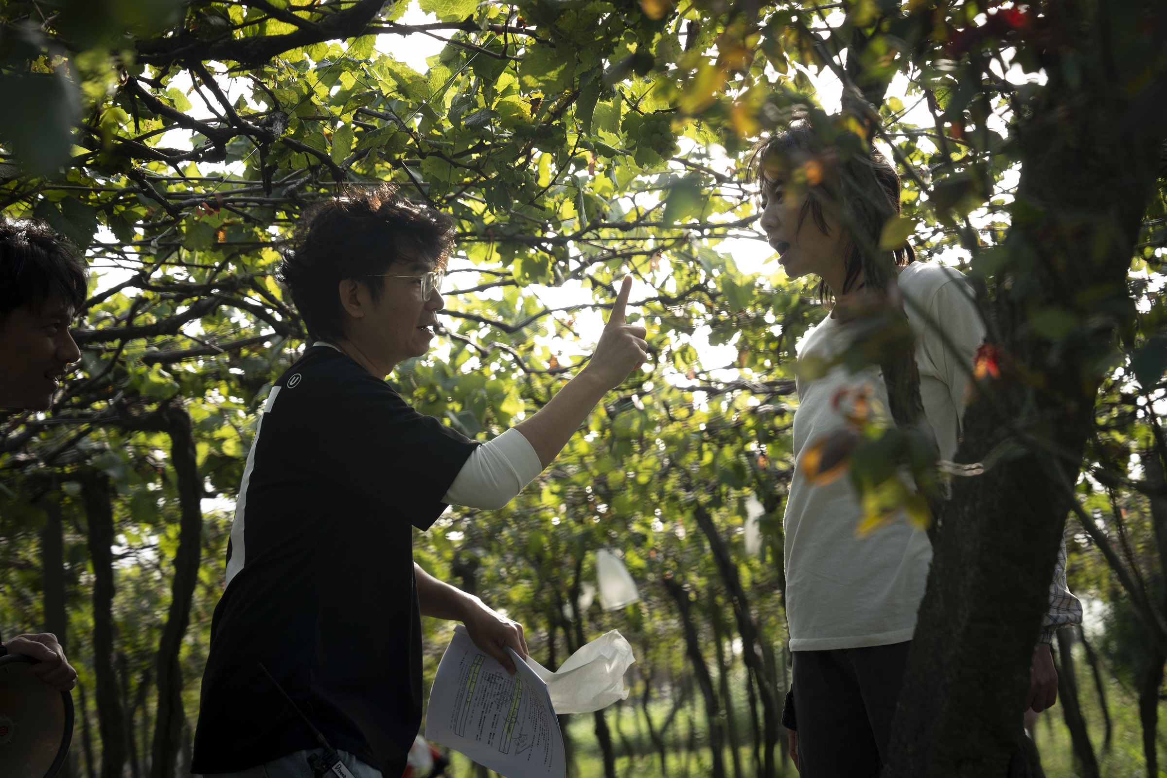 導演杜政哲（左）與丁寧（右）在二林葡萄園拍戲，互相討論劇情。（公視台語台、華視提供）