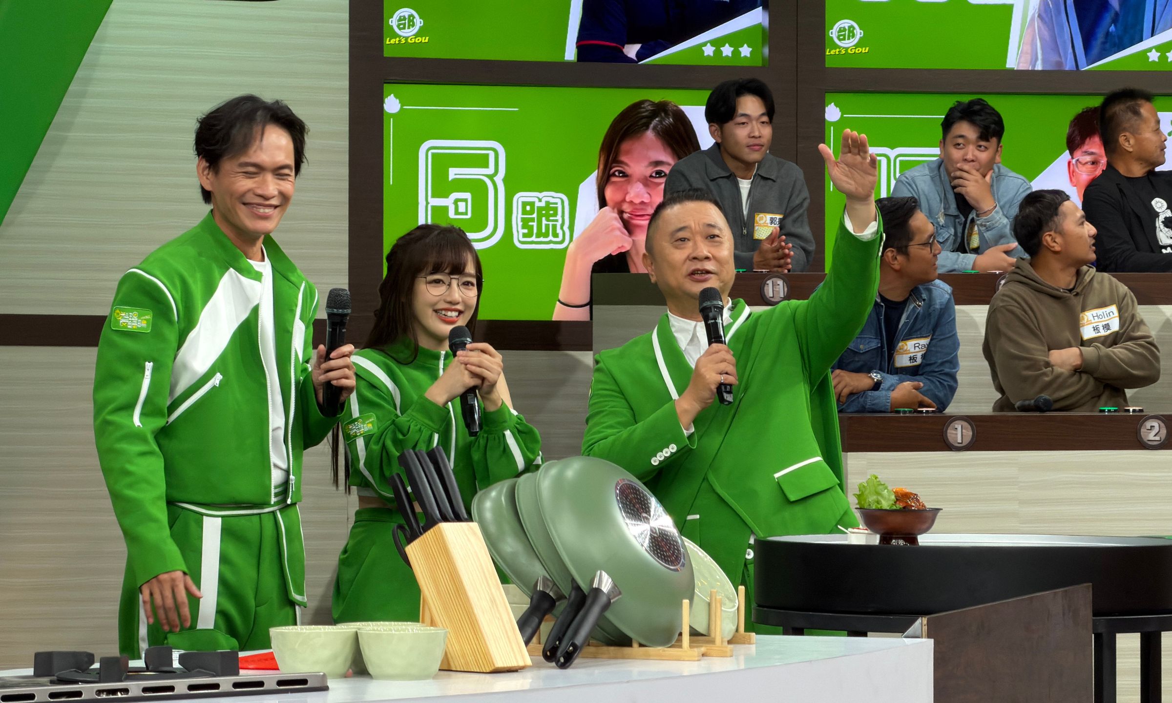 邰智源進棚錄製料理實境節目。（真料理兩鍋論提供）
