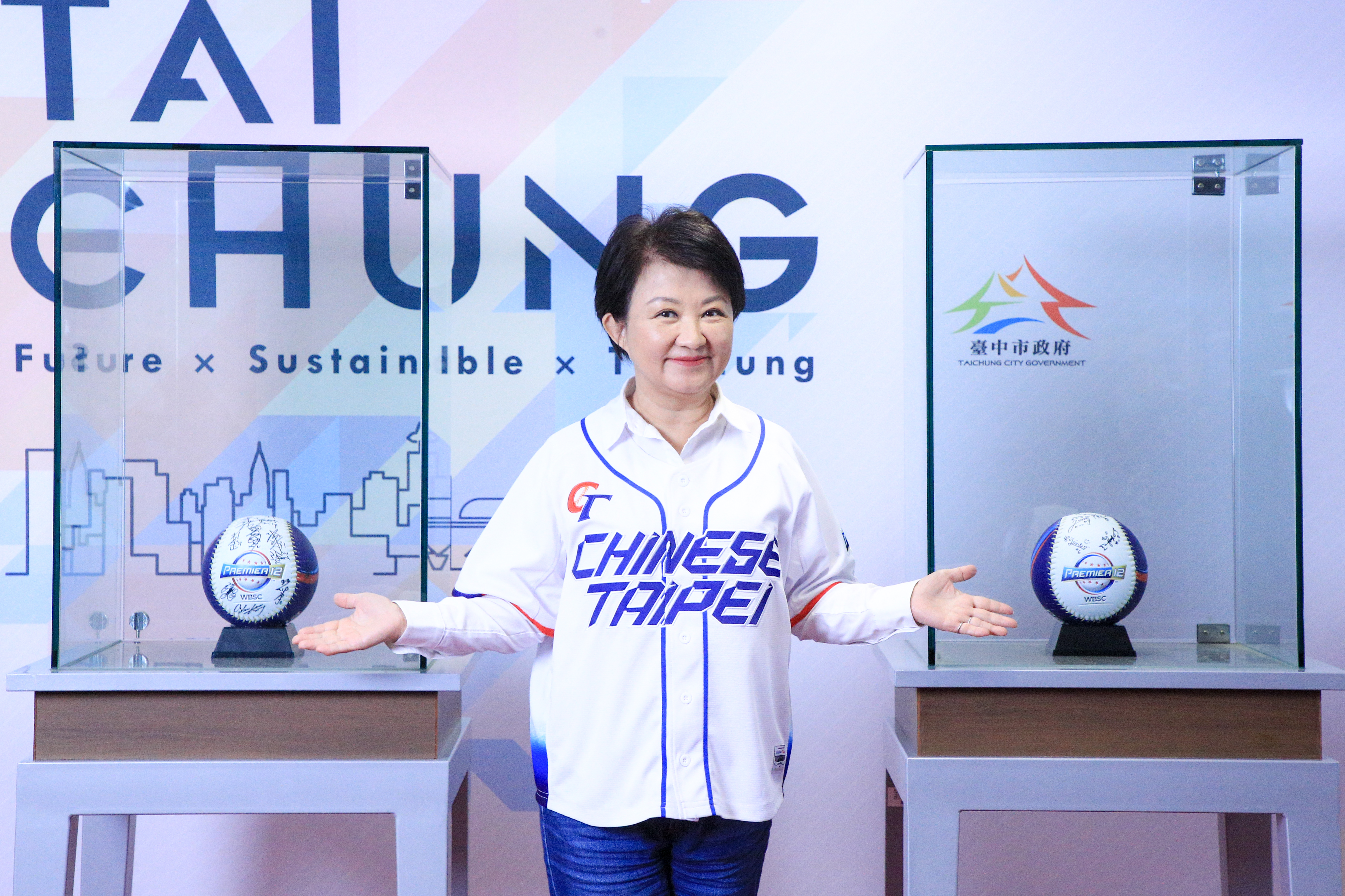 「六都首顆」Premier 12全隊及啦啦隊CT AMAZE共2顆簽名球，明起將展示於中市府一樓大廳3天。（台中市運動局提供）