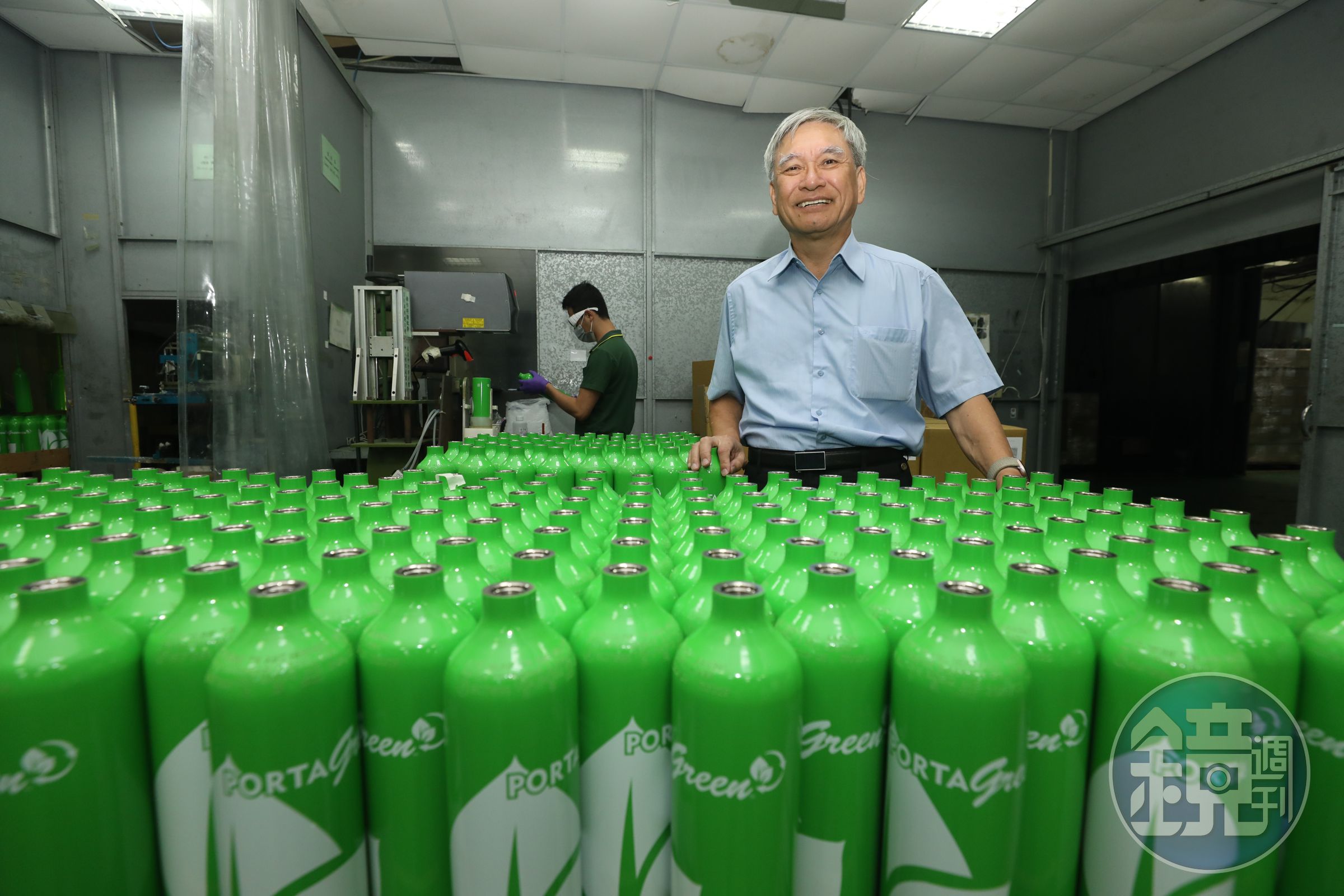 漂亮的高壓氣瓶是裝精密氣體的校驗瓶,年出貨20、30萬支給全球氣體龍頭Linde。董事長翁冠群說:「這種東西一爆還得了!」所以至今仍是其唯一供應商。