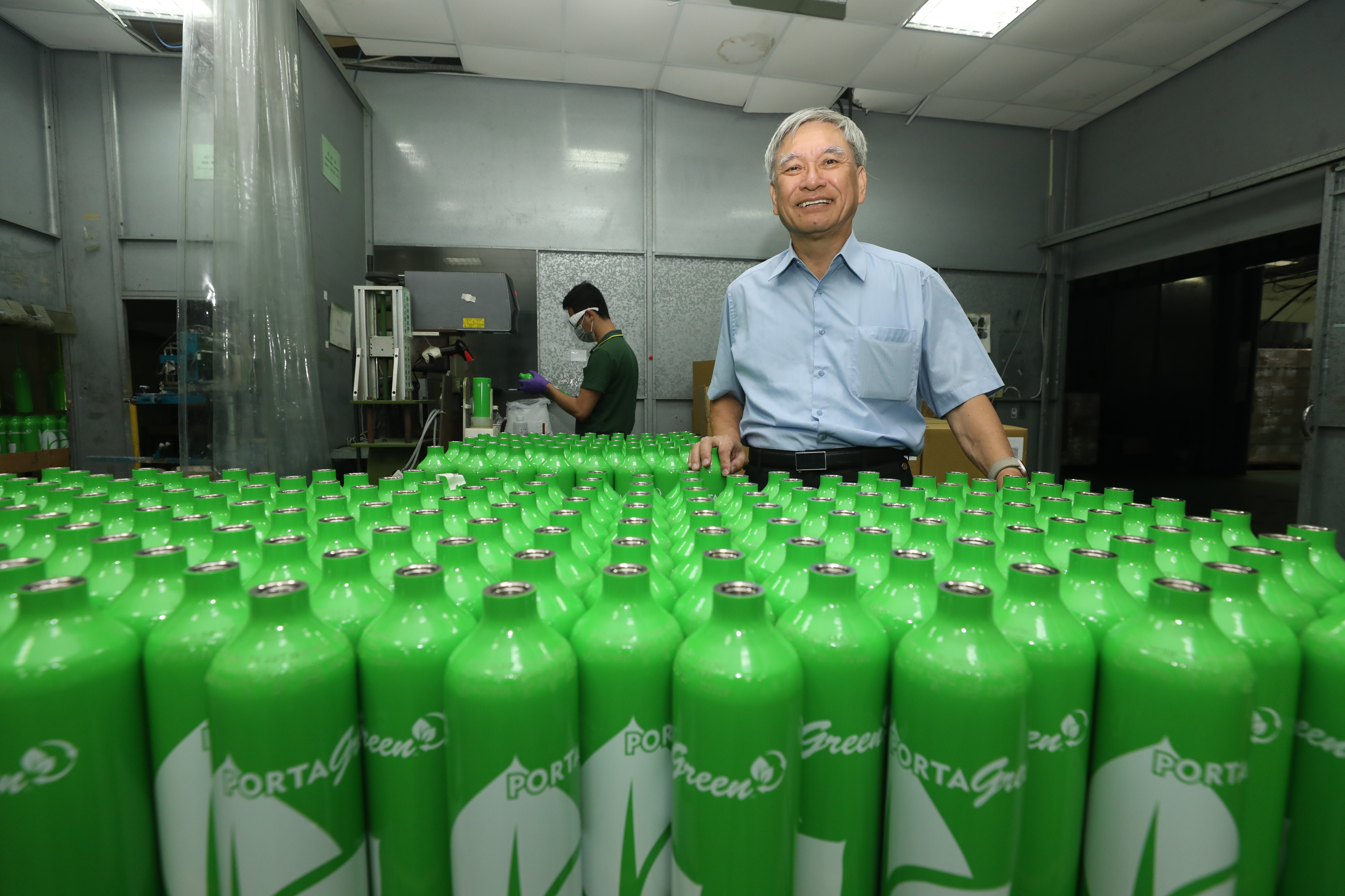 漂亮的高壓氣瓶是裝精密氣體的校驗瓶，年出貨20、30萬支給全球氣體龍頭Linde。董事長翁冠群說：「這種東西一爆還得了！」所以至今仍是其唯一供應商。