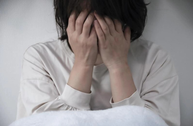 一名人妻與公婆同住，因仰賴公婆金援，竟遭公公權勢性侵。（示意圖，pixabay）