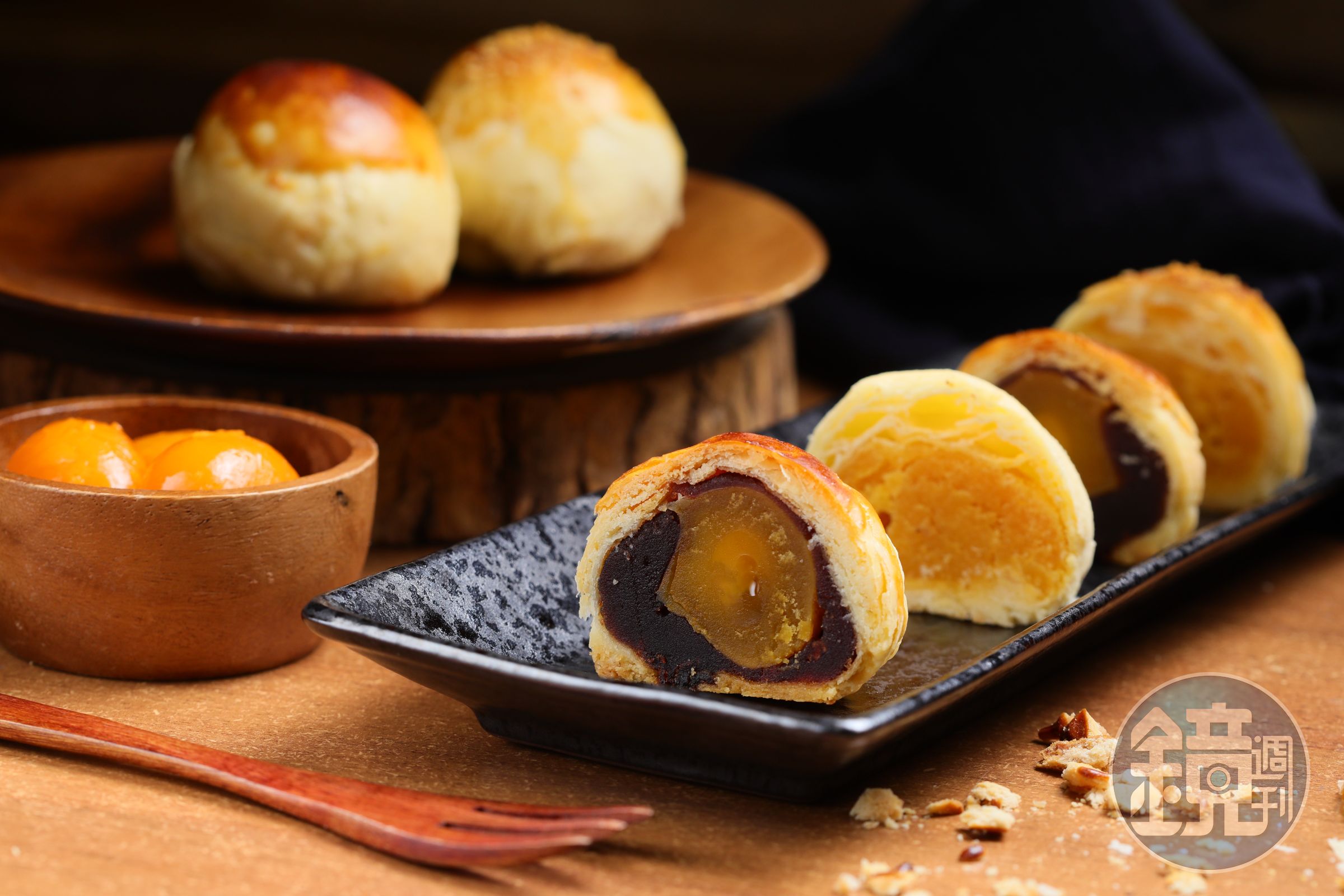 人氣口味「烏豆沙蛋黃酥」（前，60元／個）與「乳酪蛋黃酥」（後，65元／個），前者甜而不膩，後者奶香濃郁。
