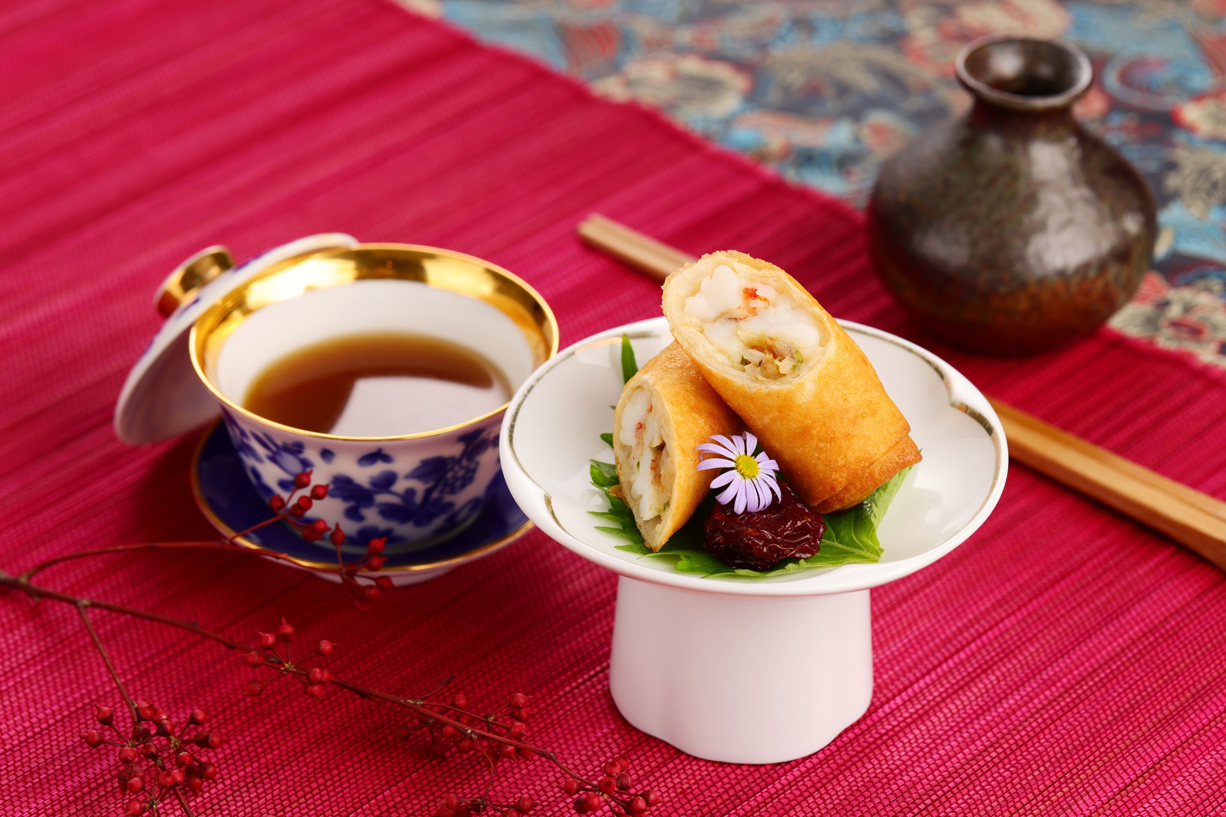 扁魚春捲。承襲閩菜飲食文化,象徵宴席轉場與傳承。