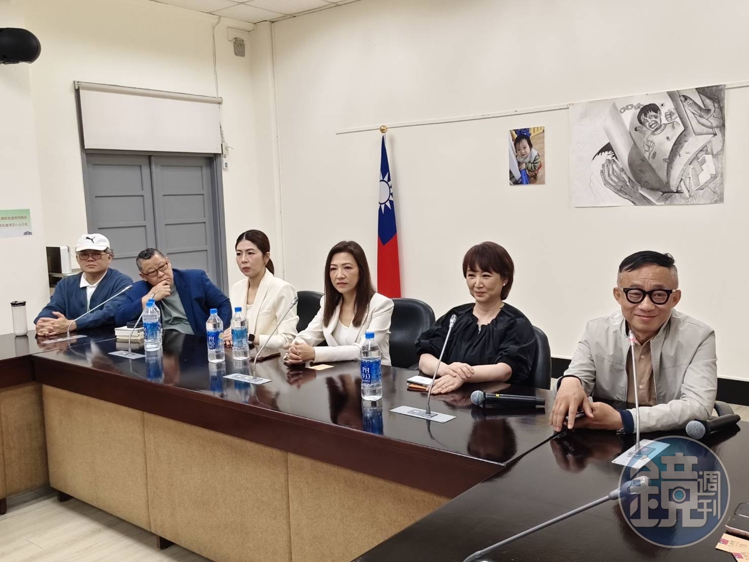 郁方(右二)眾多名人發起社福機構體制改革訴求,嘴角上揚,神情顯得十分開心。(讀者提供)
