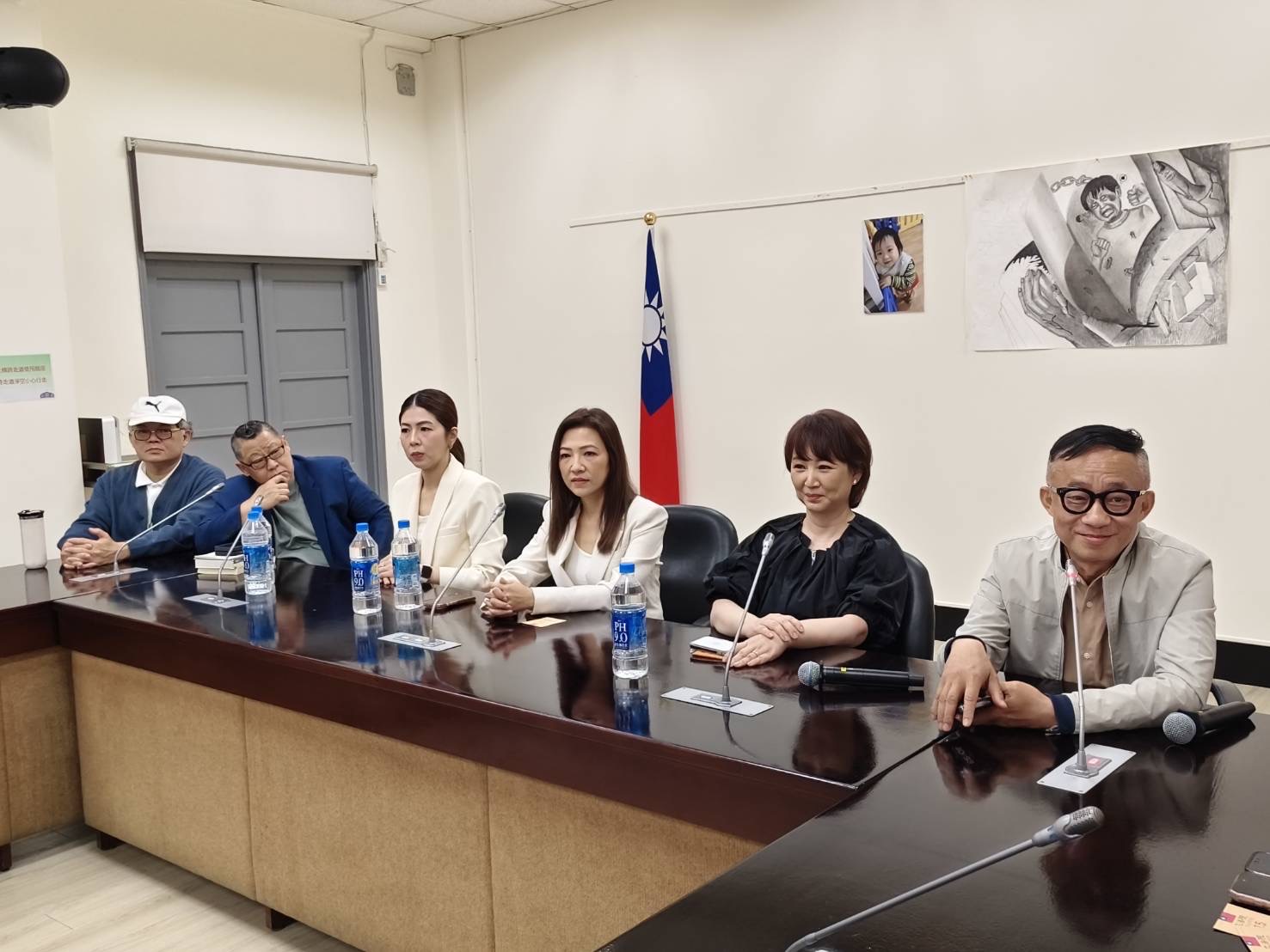 郁方（右二）眾多名人發起社福機構體制改革訴求，嘴角上揚，神情顯得十分開心。（讀者提供）