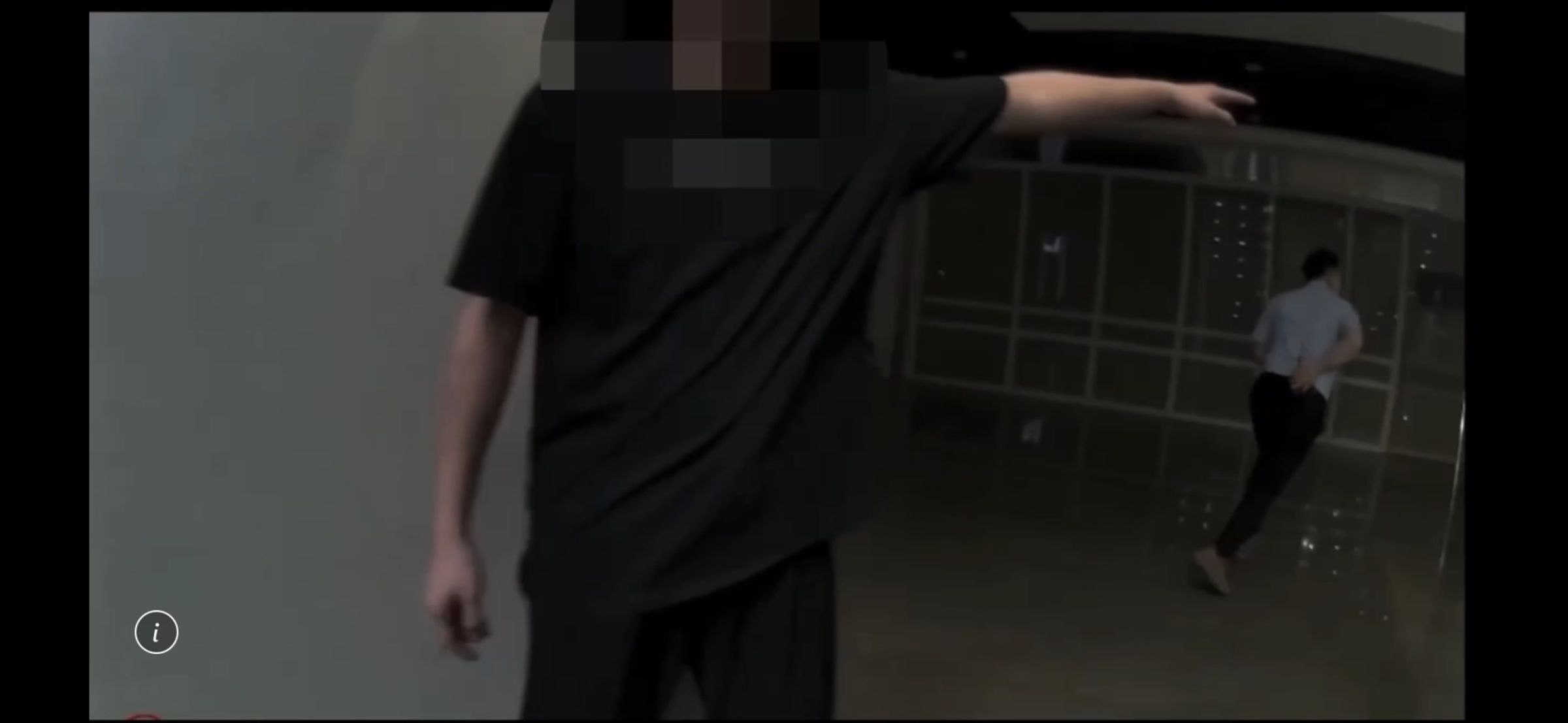 發生未成年人鬧事事件的店家,其安管人員在警方趕抵後,協助警方逮捕滋事分子。(翻攝畫面)
