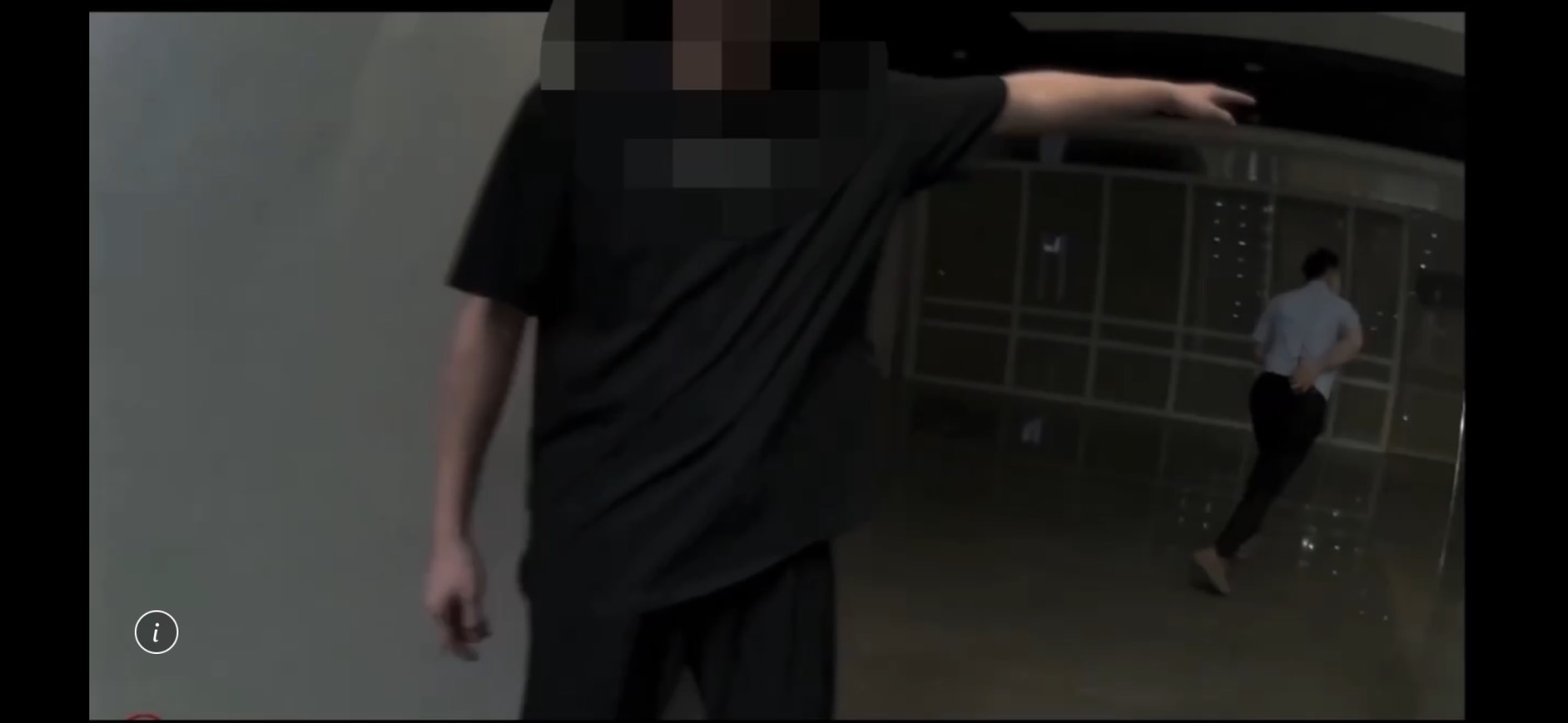 發生未成年人鬧事事件的店家,其安管人員在警方趕抵後,協助警方逮捕滋事分子。(翻攝畫面)